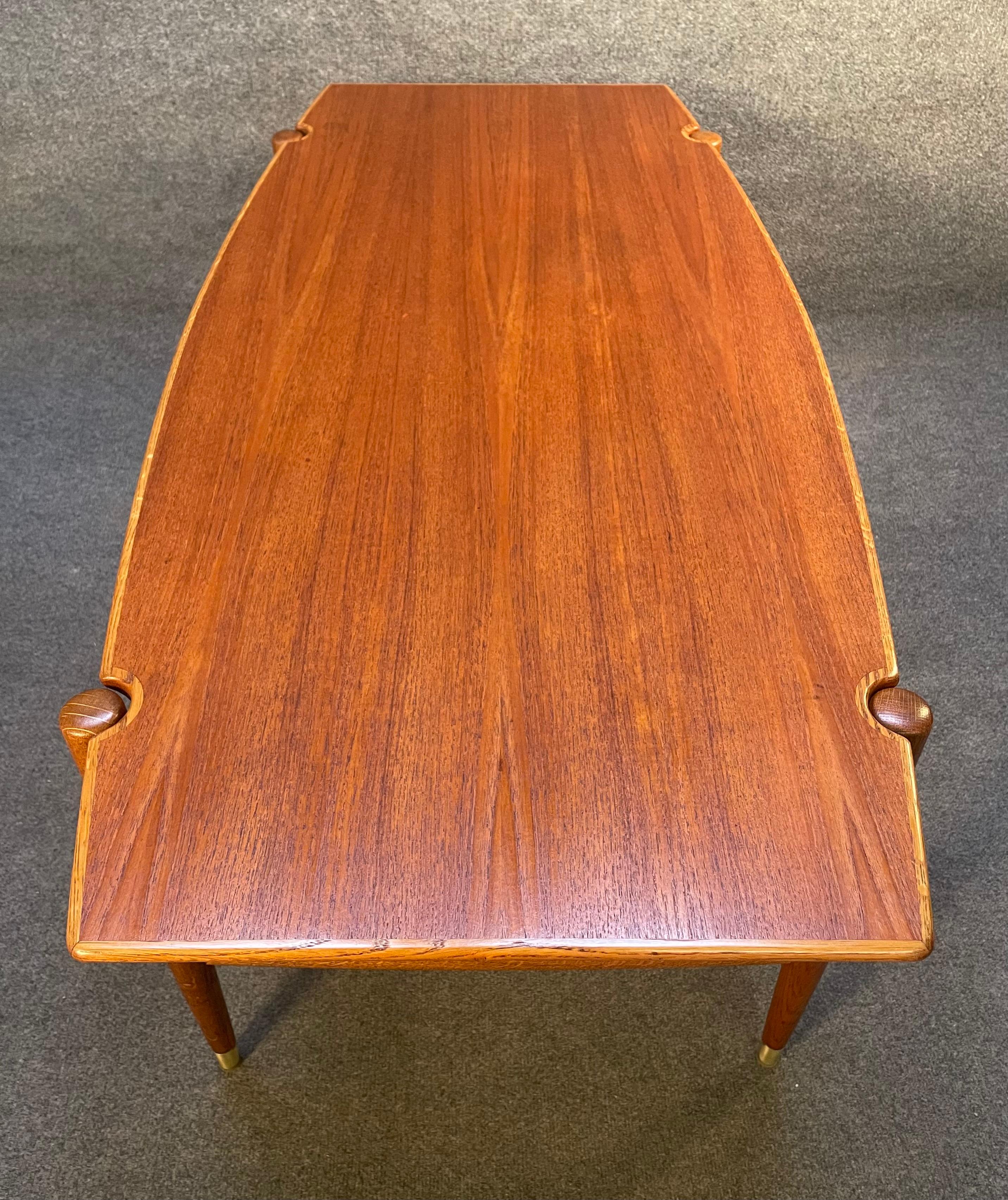 Vintage Danish Mid-Century Modern Teak and Oak Coffee Table by Folke Ohlsson In Good Condition For Sale In San Marcos, CA