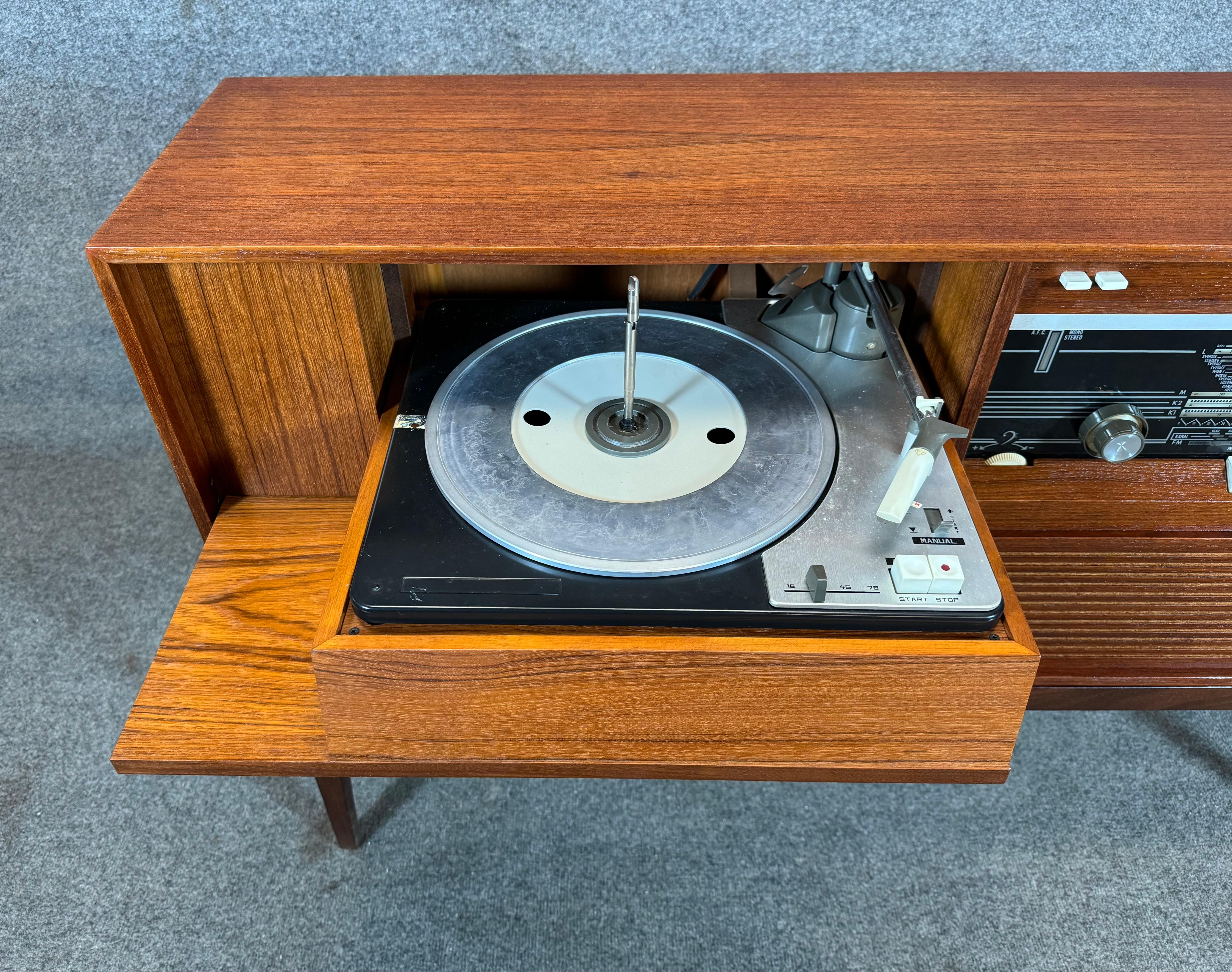 Vintage Danish Mid Century Modern Teak Blue Tooth Stereo Console by Dux In Good Condition In San Marcos, CA