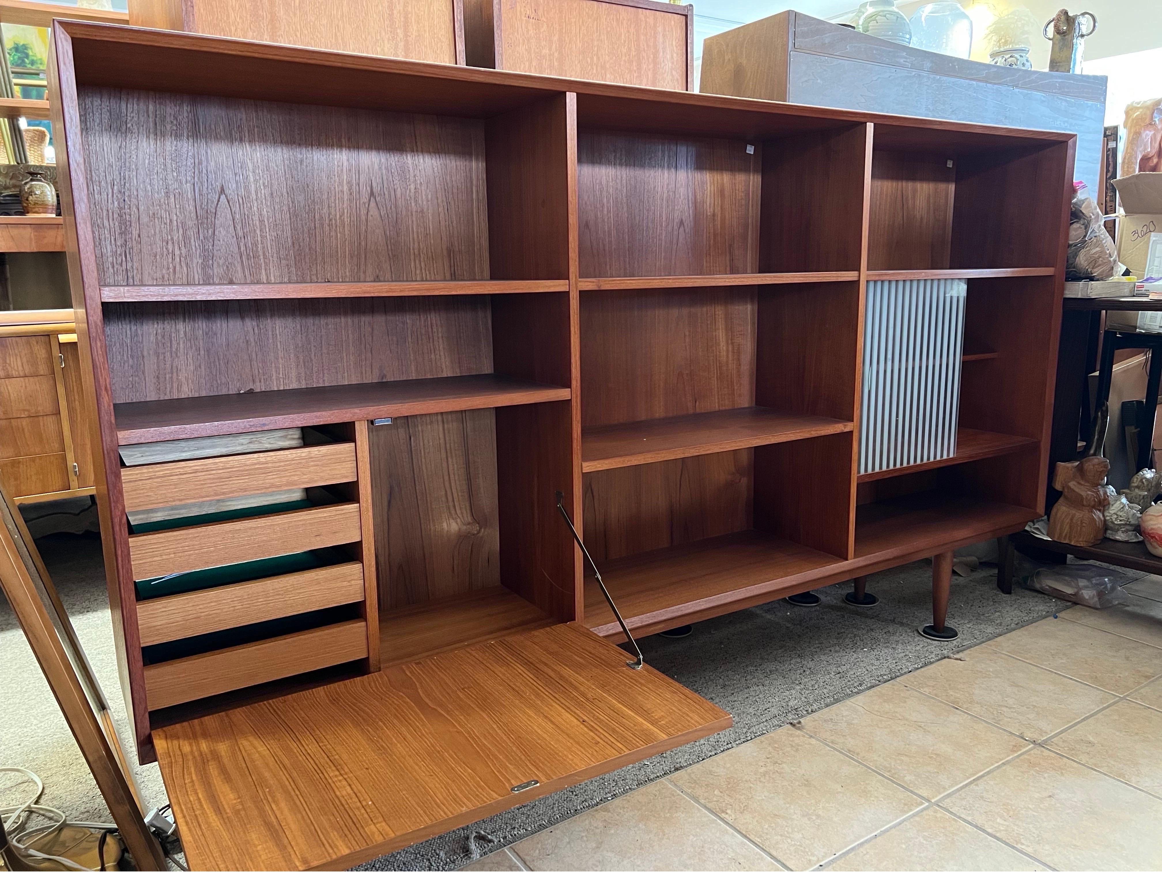 Vintage Danish Mid-Century Modern Teak Bookcase or Bar Unit In Good Condition In Seattle, WA