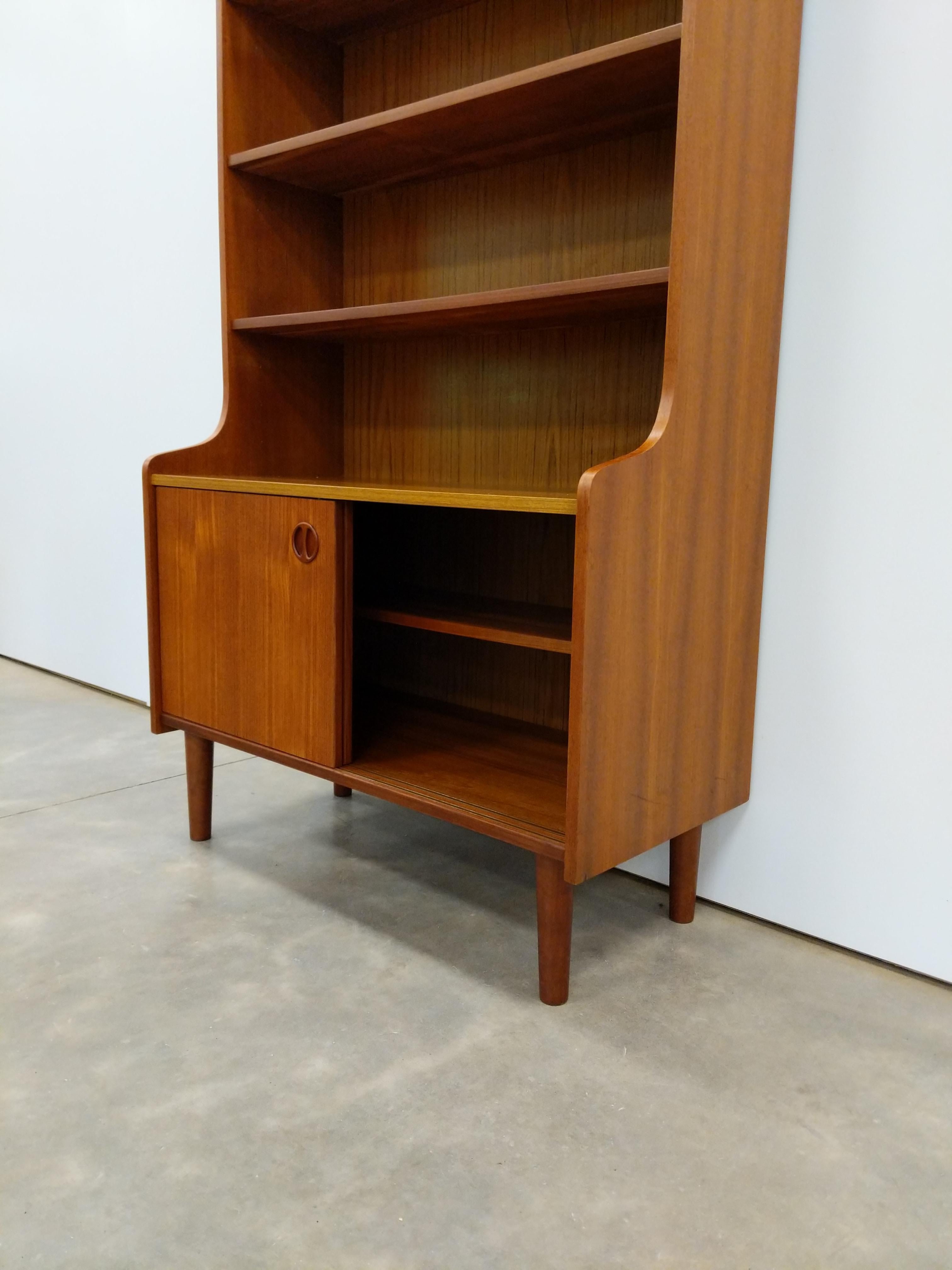Estantería / Armario vintage danés de teca de mediados del siglo XX Moderno de mediados de siglo en venta