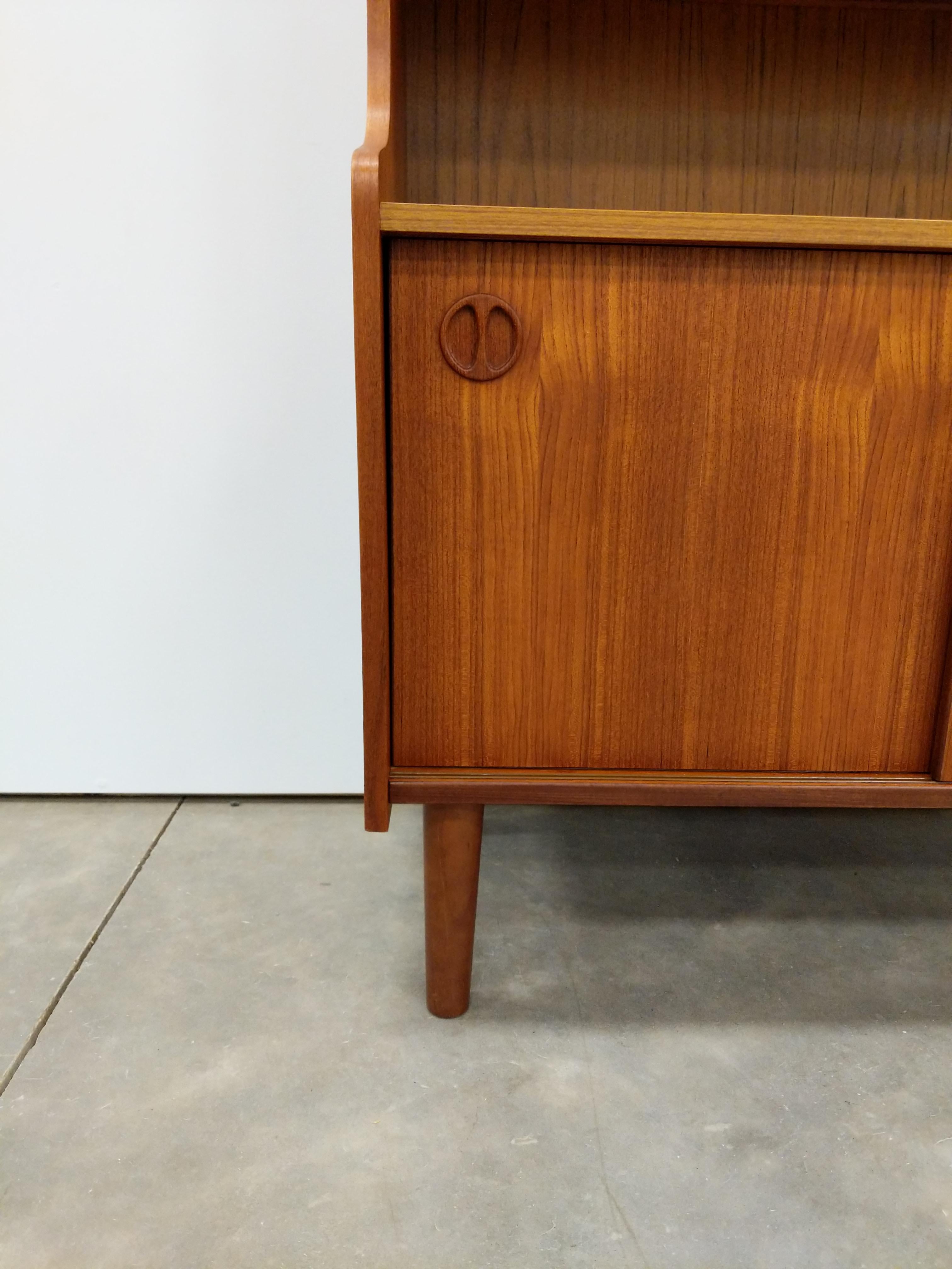 Estantería / Armario vintage danés de teca de mediados del siglo XX en Bueno estado para la venta en Gardiner, NY