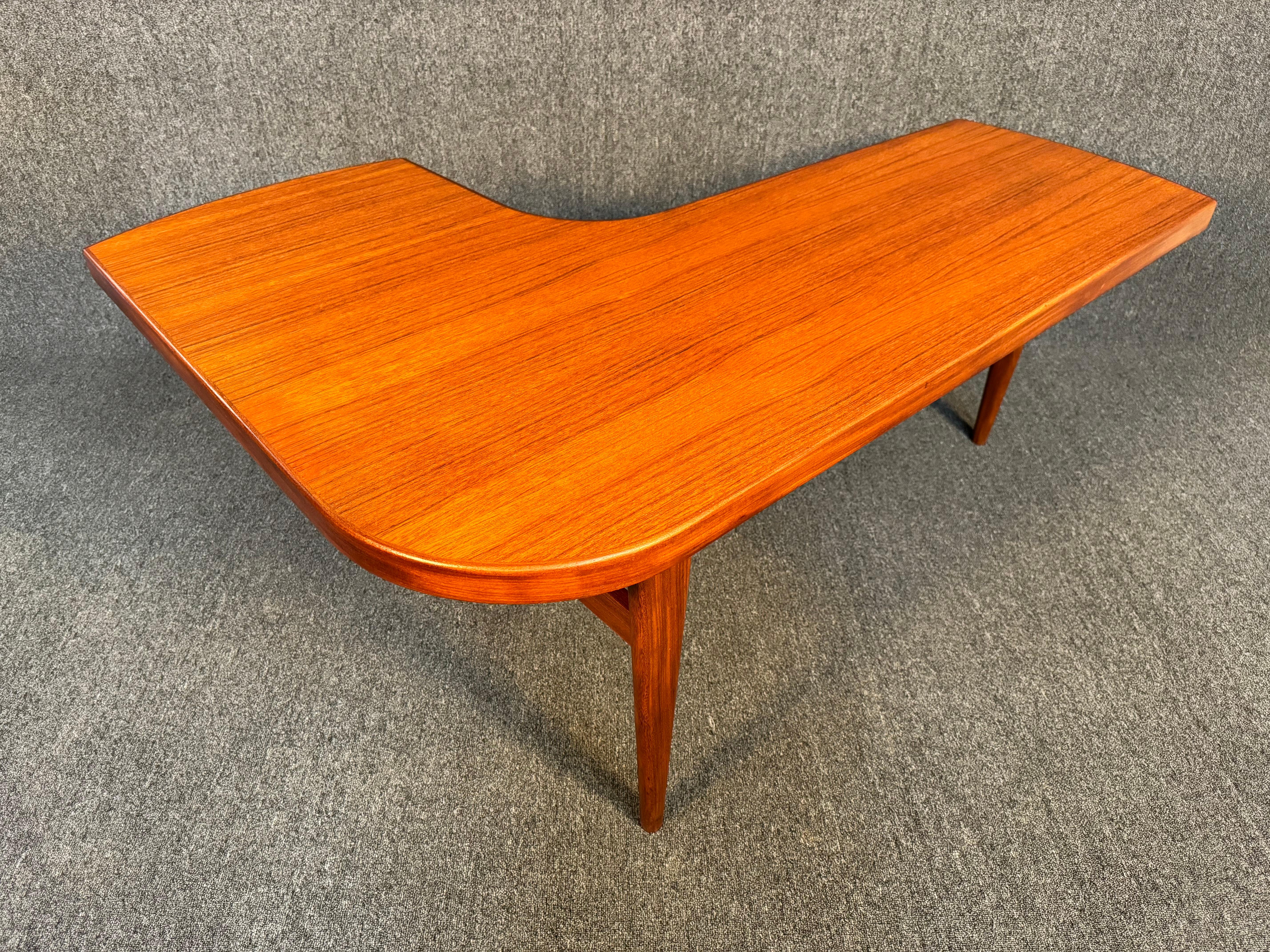 Dänischer Vintage-Couchtisch „Boomerang“ aus Teakholz, Mid-Century Modern (Holzarbeit) im Angebot