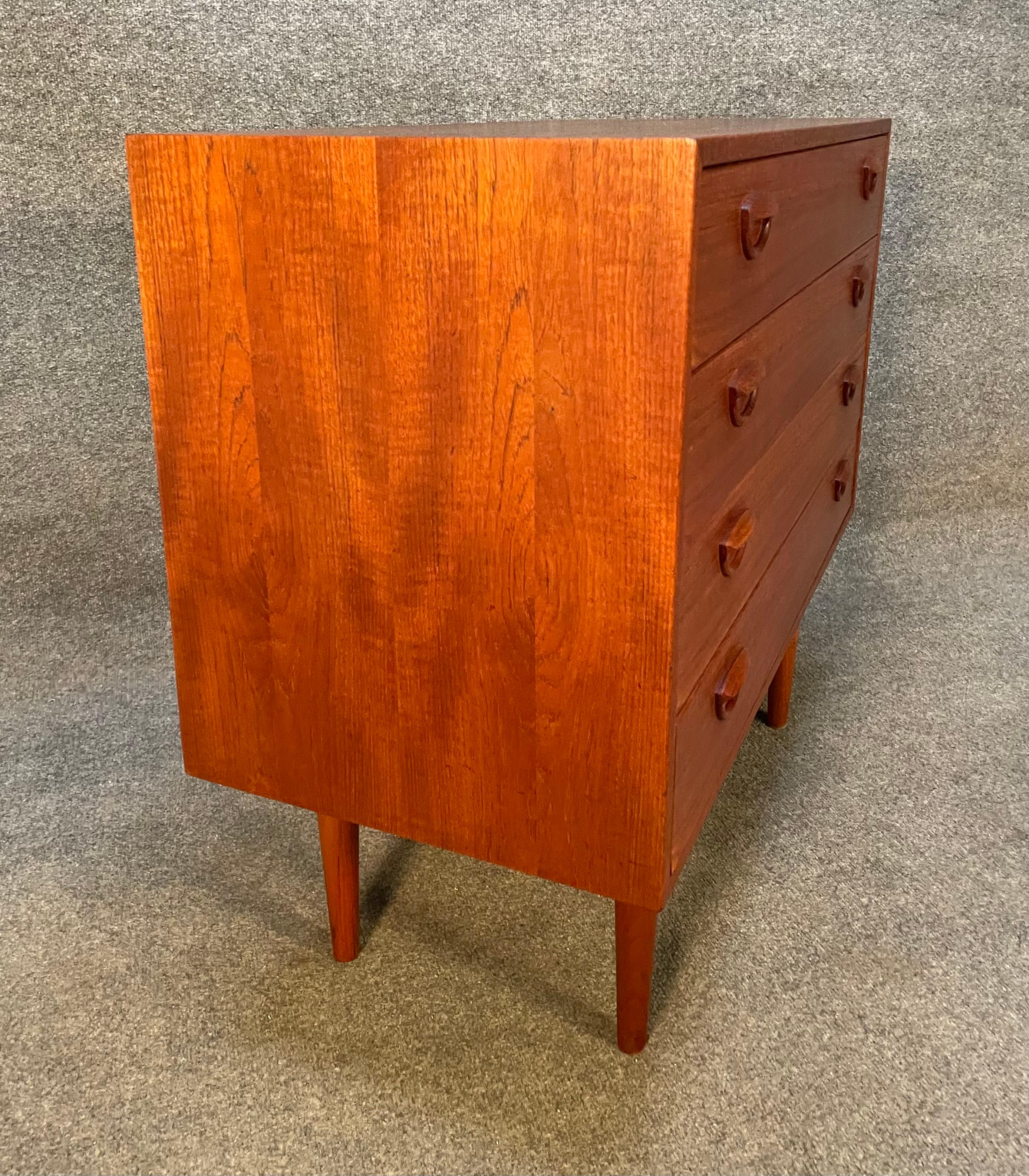 Vintage Danish Mid-Century Modern Teak Chest of Drawers, Dresser by Kai Kristia In Good Condition For Sale In San Marcos, CA