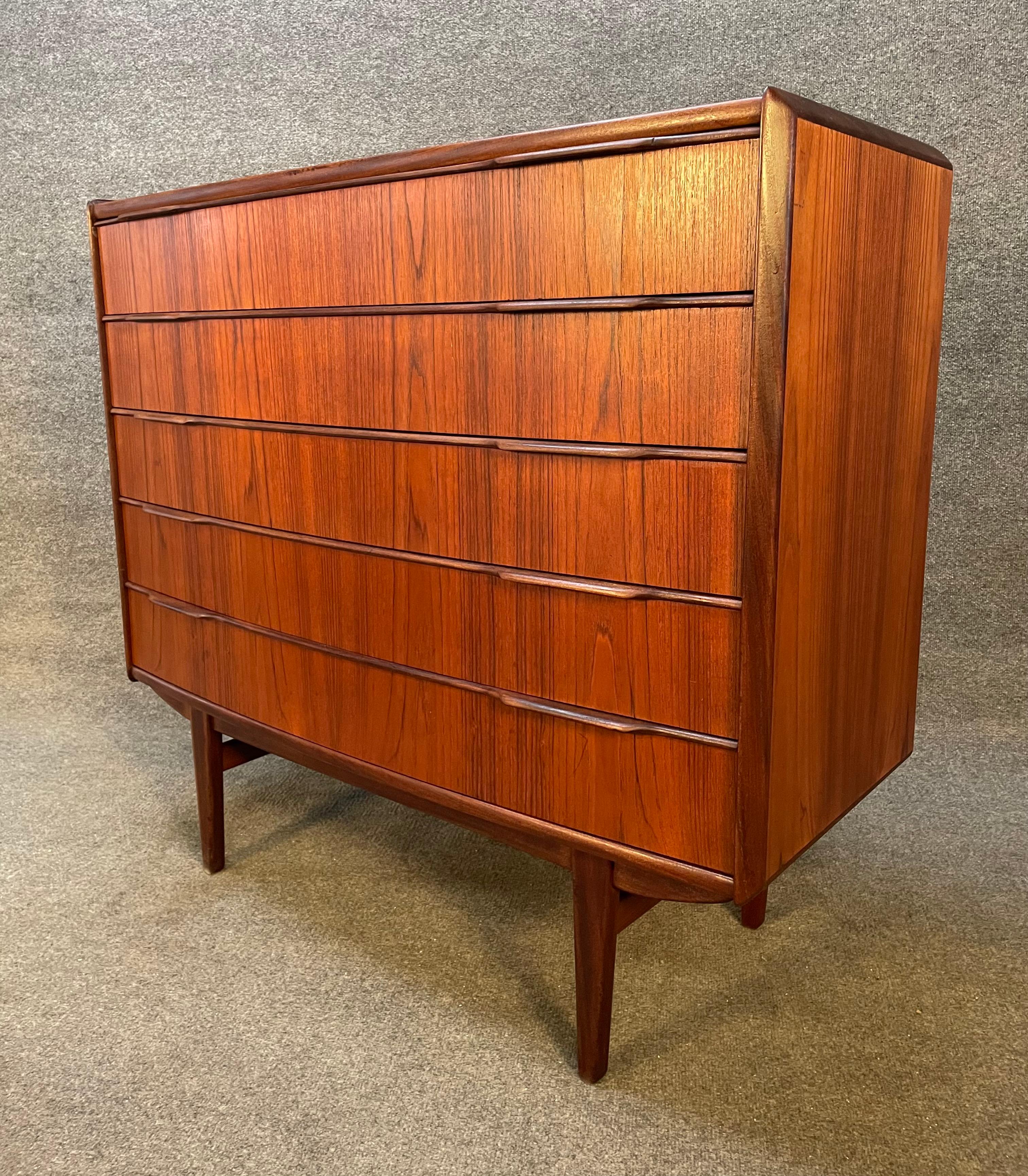 Here is a beautiful Scandinavian modern low boy dresser in teak wood manufactured in Denmark in the 1960's.
This exquisite piece, recently imported from Europe to California before its refinishing, features a vibrant wood grain, five bowed front
