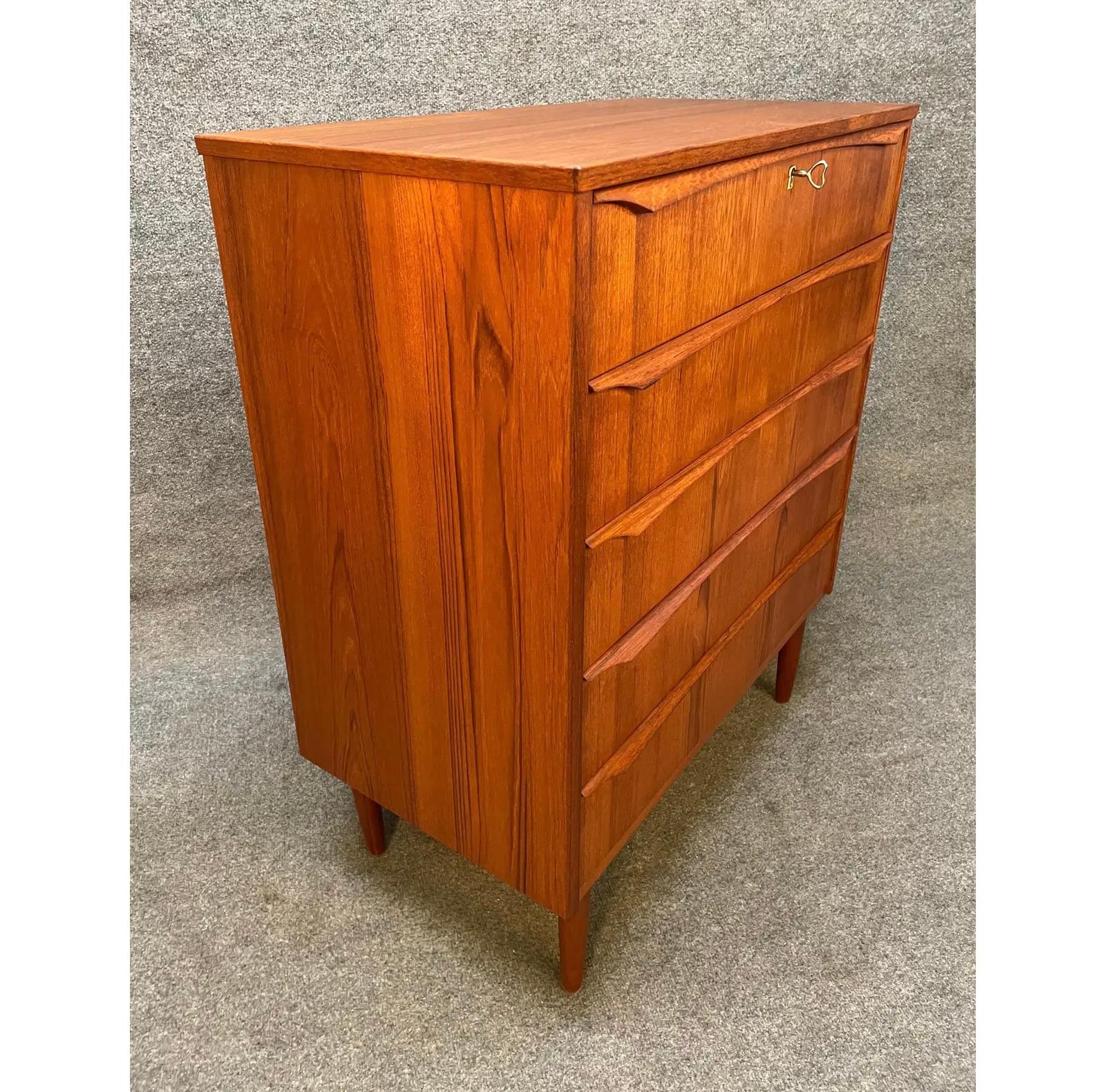 Here is a beautiful scandinavian modern highboy dresser in teak wood manufactured in Denmark in the 1960's. This exquisite dresser, recently imported from Europe to California before its refinishing, features a vibrant wood grain, six dove tail