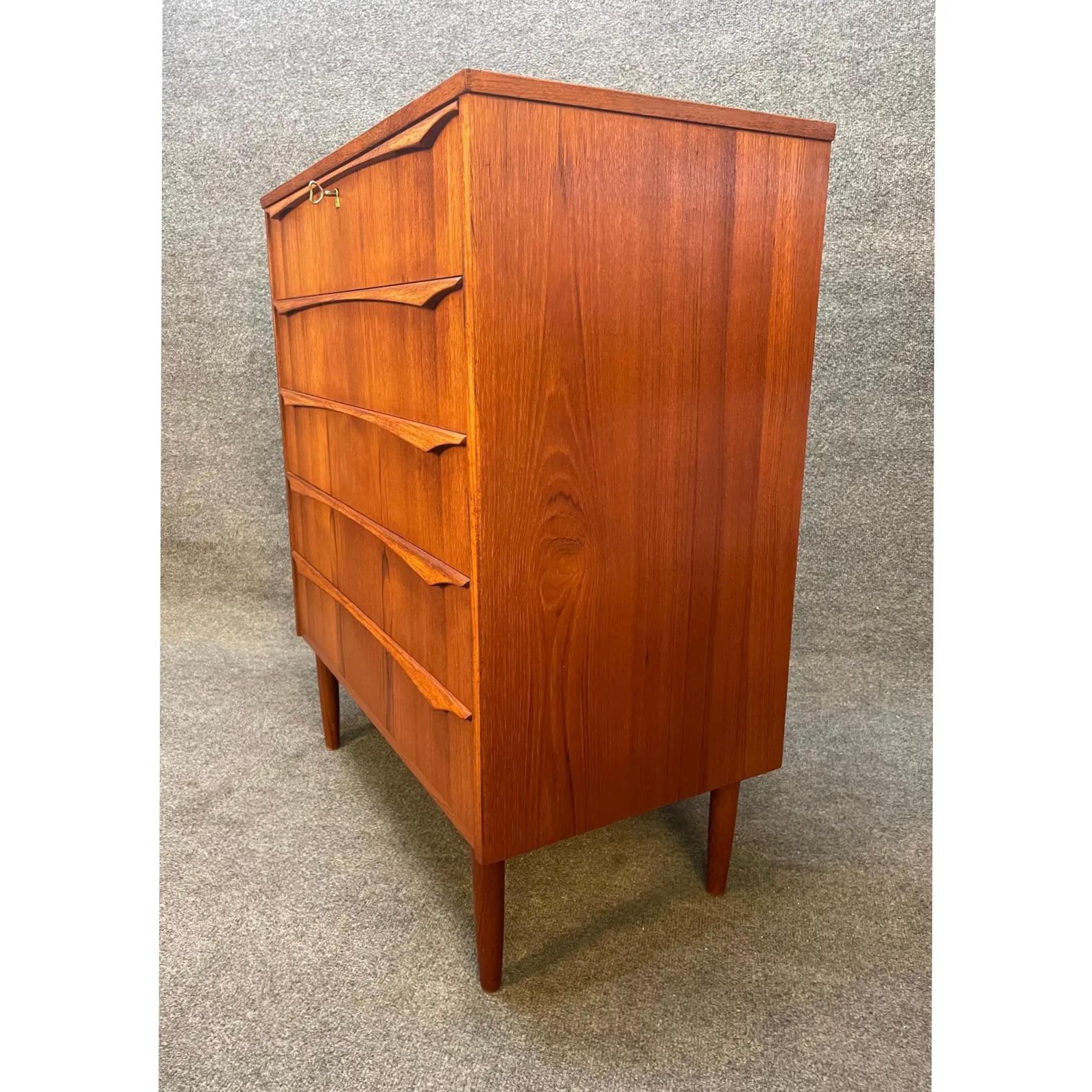 Vintage Danish Mid Century Modern Teak Chest of Drawers Dresser In Good Condition In San Marcos, CA