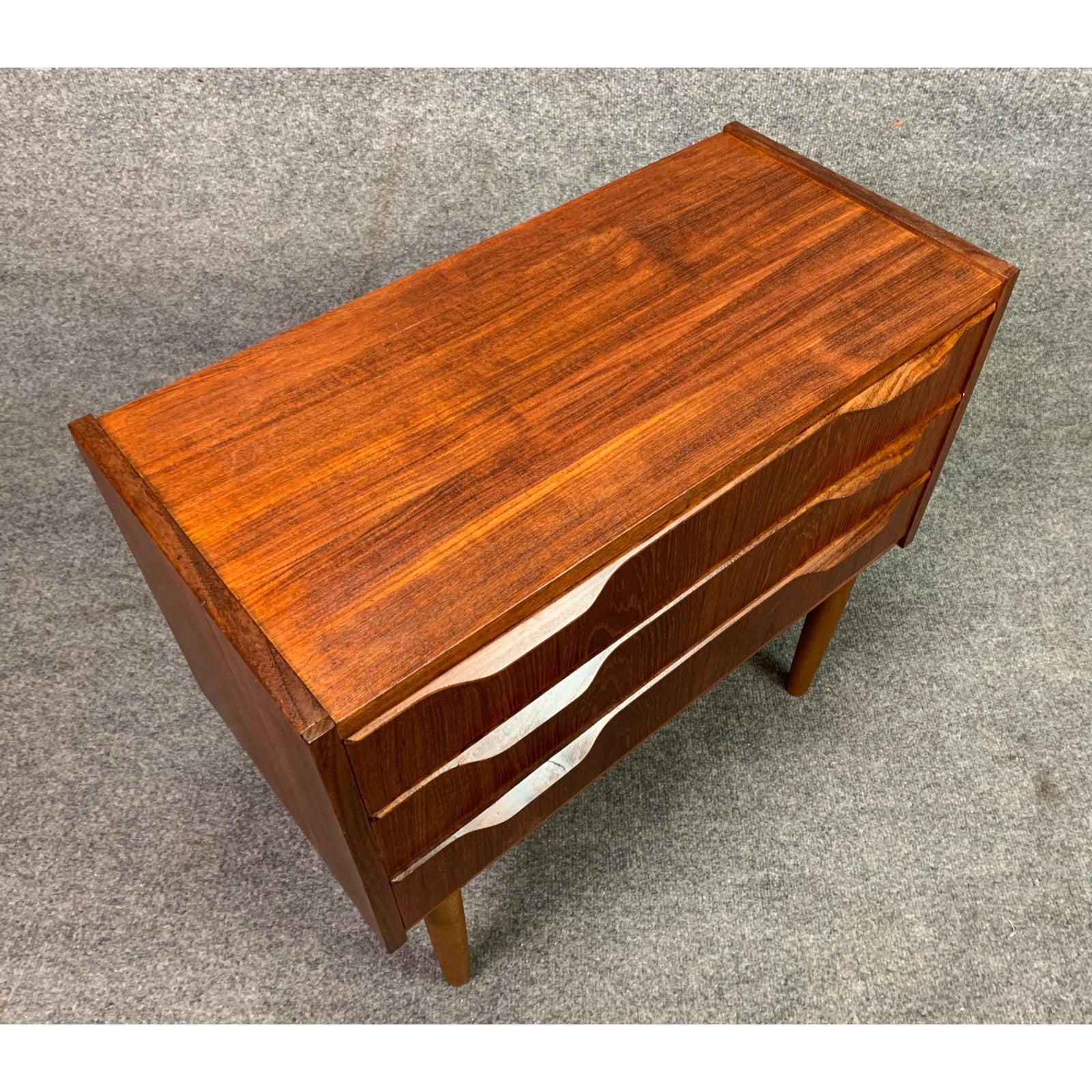 Here is a beautiful Scandinavian Modern chest of drawers, nightstand in teak wood from the 1960s recently imported from Denmark to Copenhagen before its restoration.
This lovely piece, with its vibrant wood grain, features three dove tail built