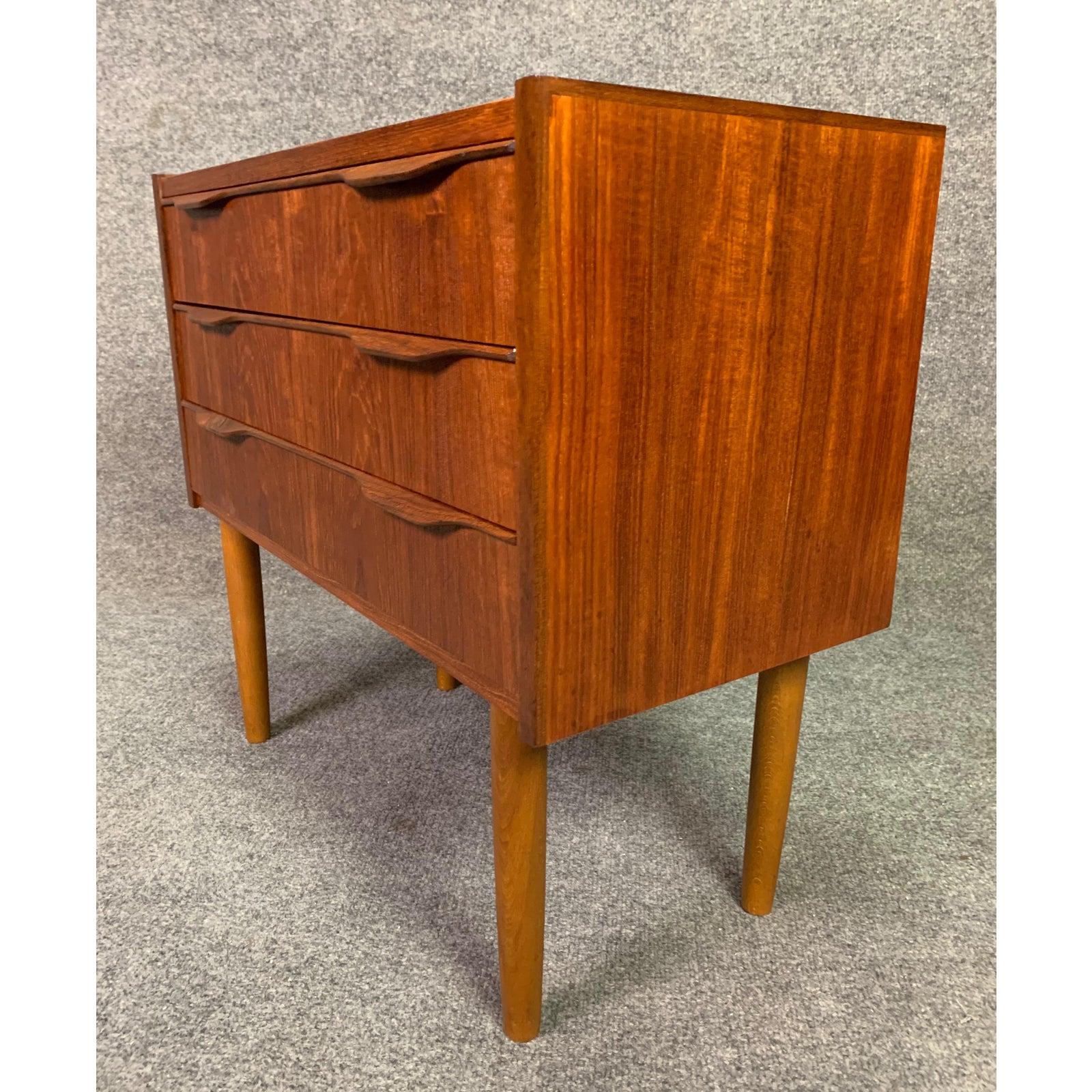 Vintage Danish Mid-Century Modern Teak Chest of Drawers, End Table In Good Condition In San Marcos, CA