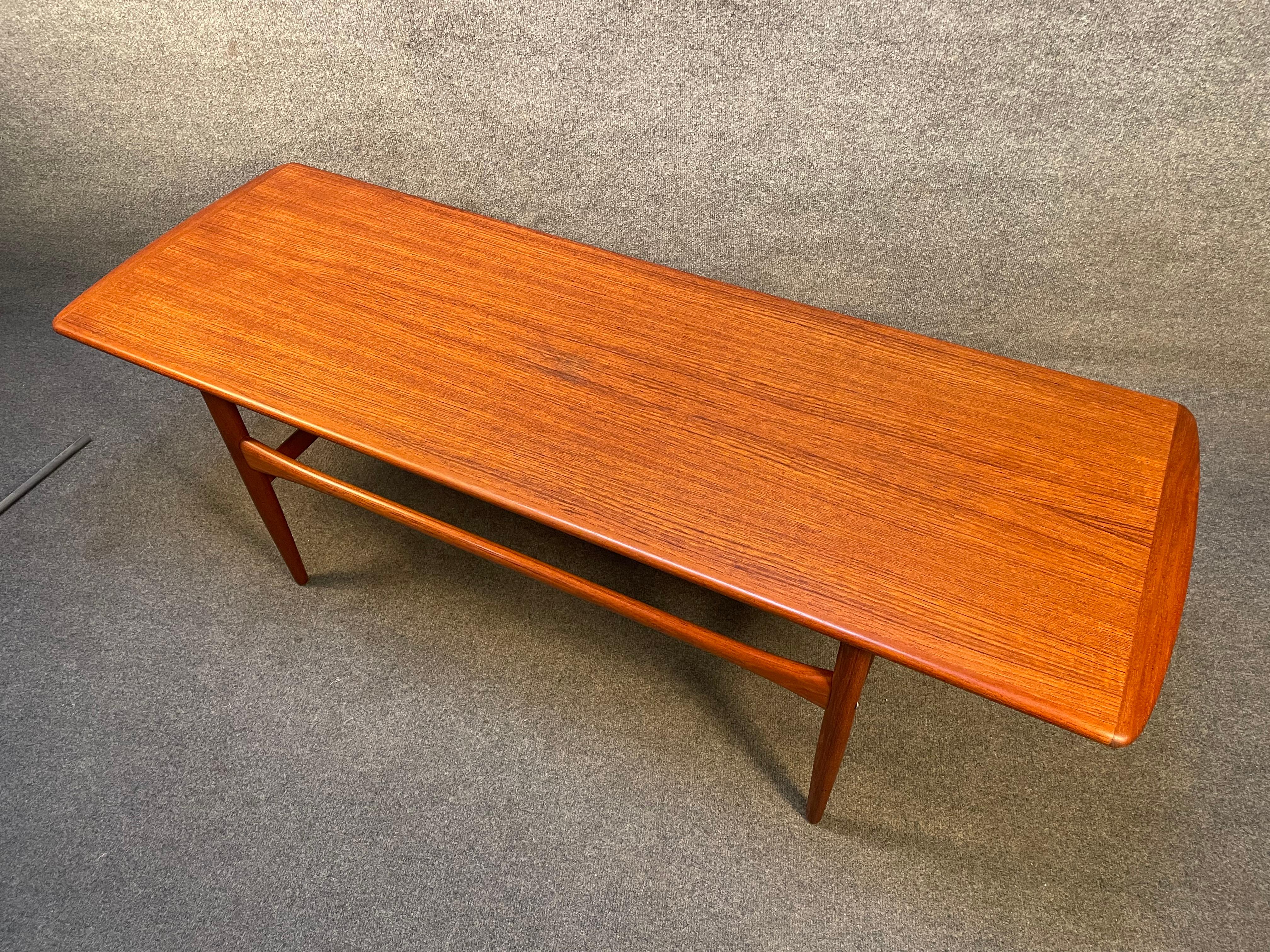 Here is a beautiful Scandinavian Modern teak coffee table manufactured by Arrebro Mobler in Denmark in the 1960s.
This special table, recently imported from Europe to California before its refinishing, features a vibrant wood grain, a sculptural