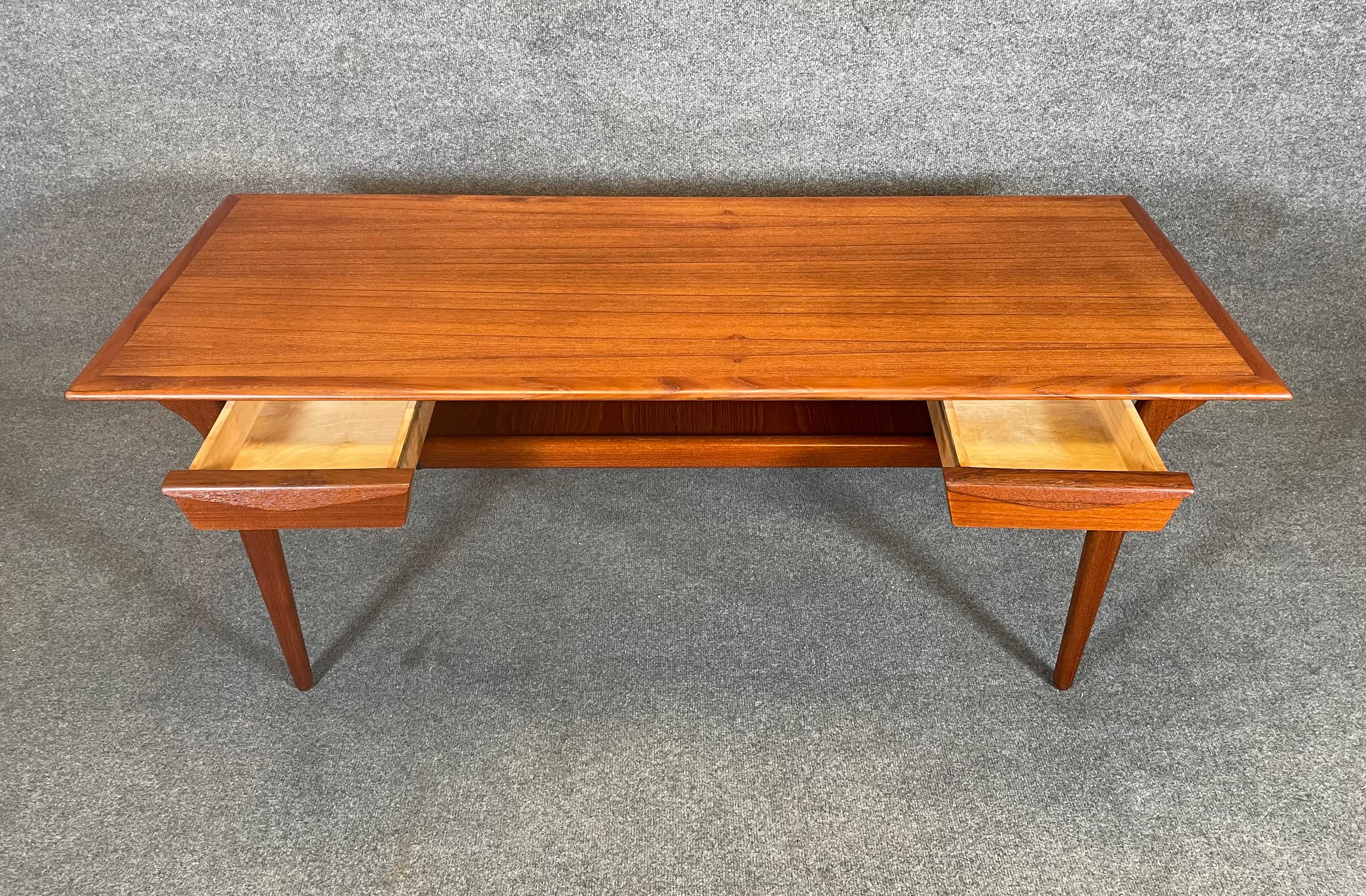 Here is a beautiful Scandinavian modern cocktail table in teak manufactured in Denmark in the 1960's.
This exquisite table, recently imported from Europe to California before its refinishing, features a vibrant wood grain, a large top, four small