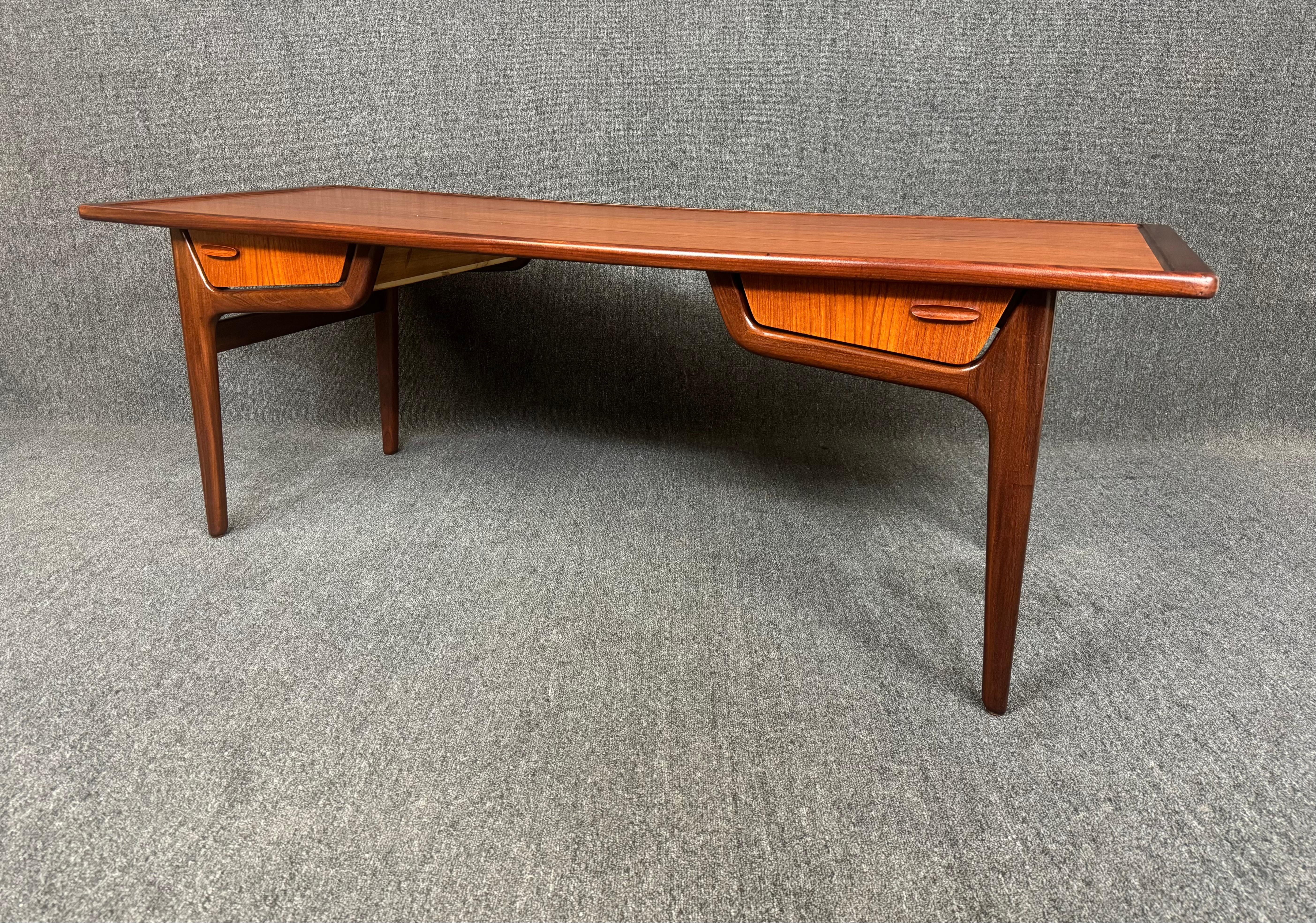 Here is a beautiful Scandinavian modern cocktail table in teak wood manufactured in Denmark in the 1960's.
This lovely 