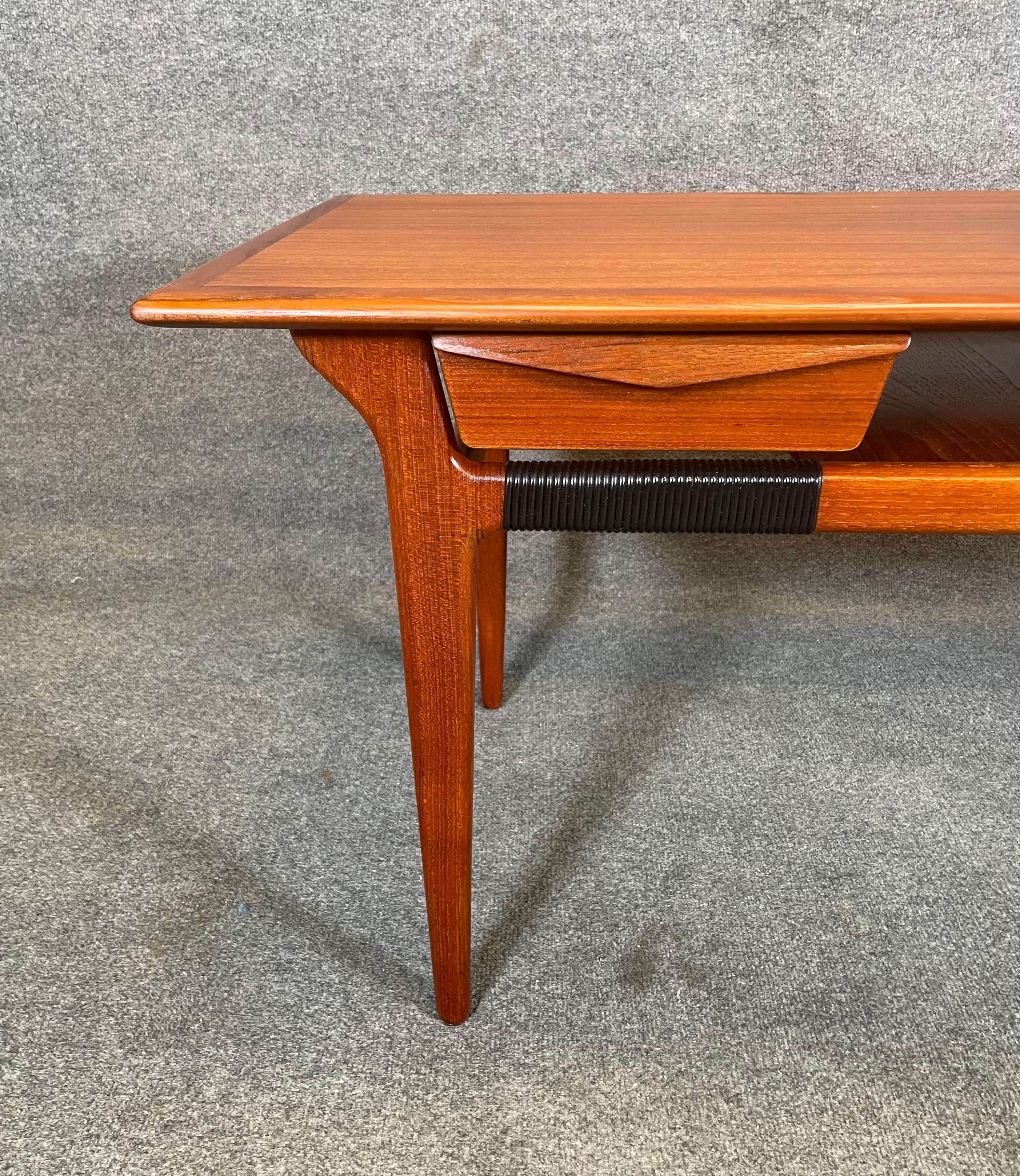 Scandinave moderne Table basse vintage danoise en teck The Moderns en vente