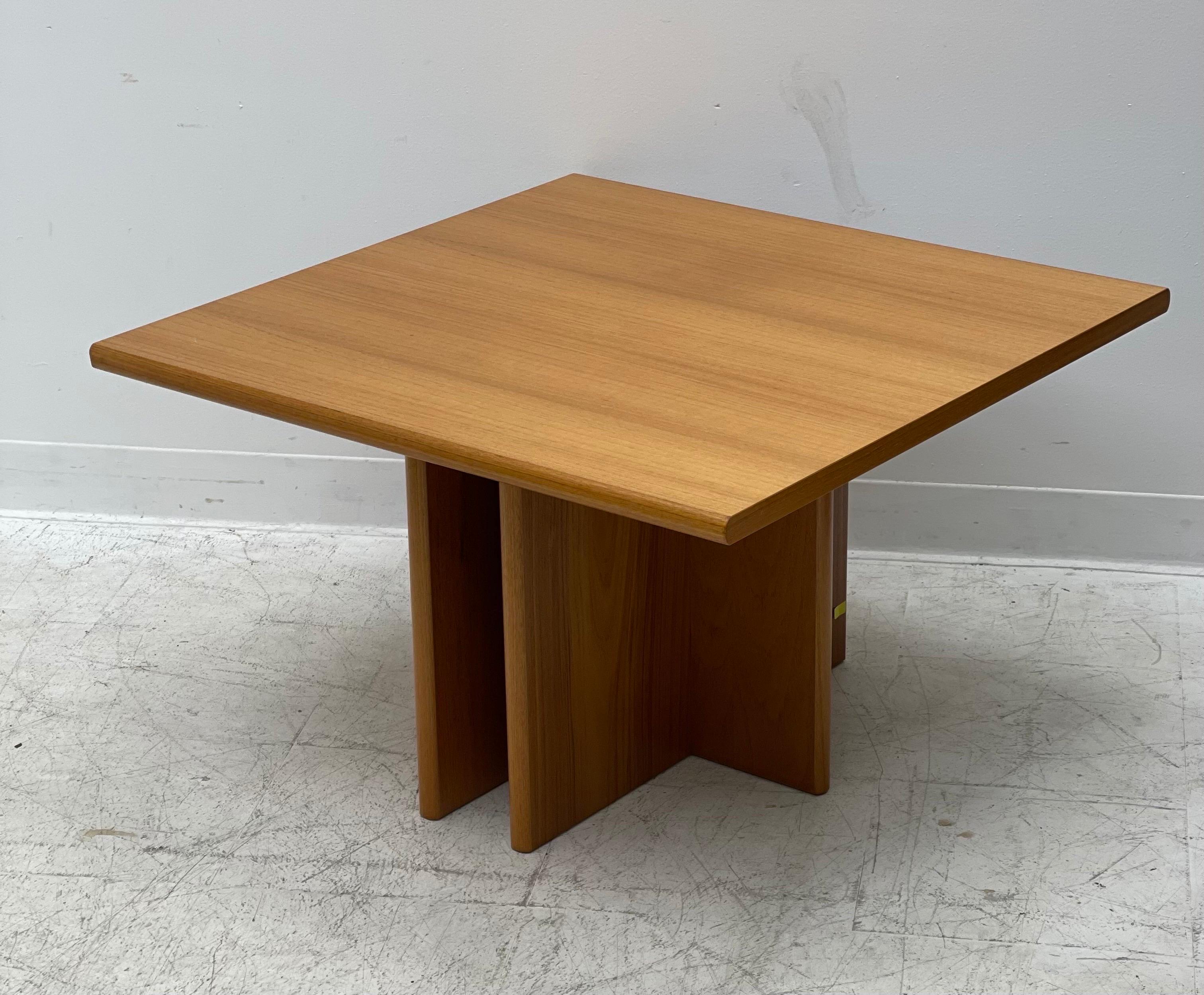 Vintage Danish Mid-Century Modern Teak Coffee Table In Good Condition For Sale In Seattle, WA