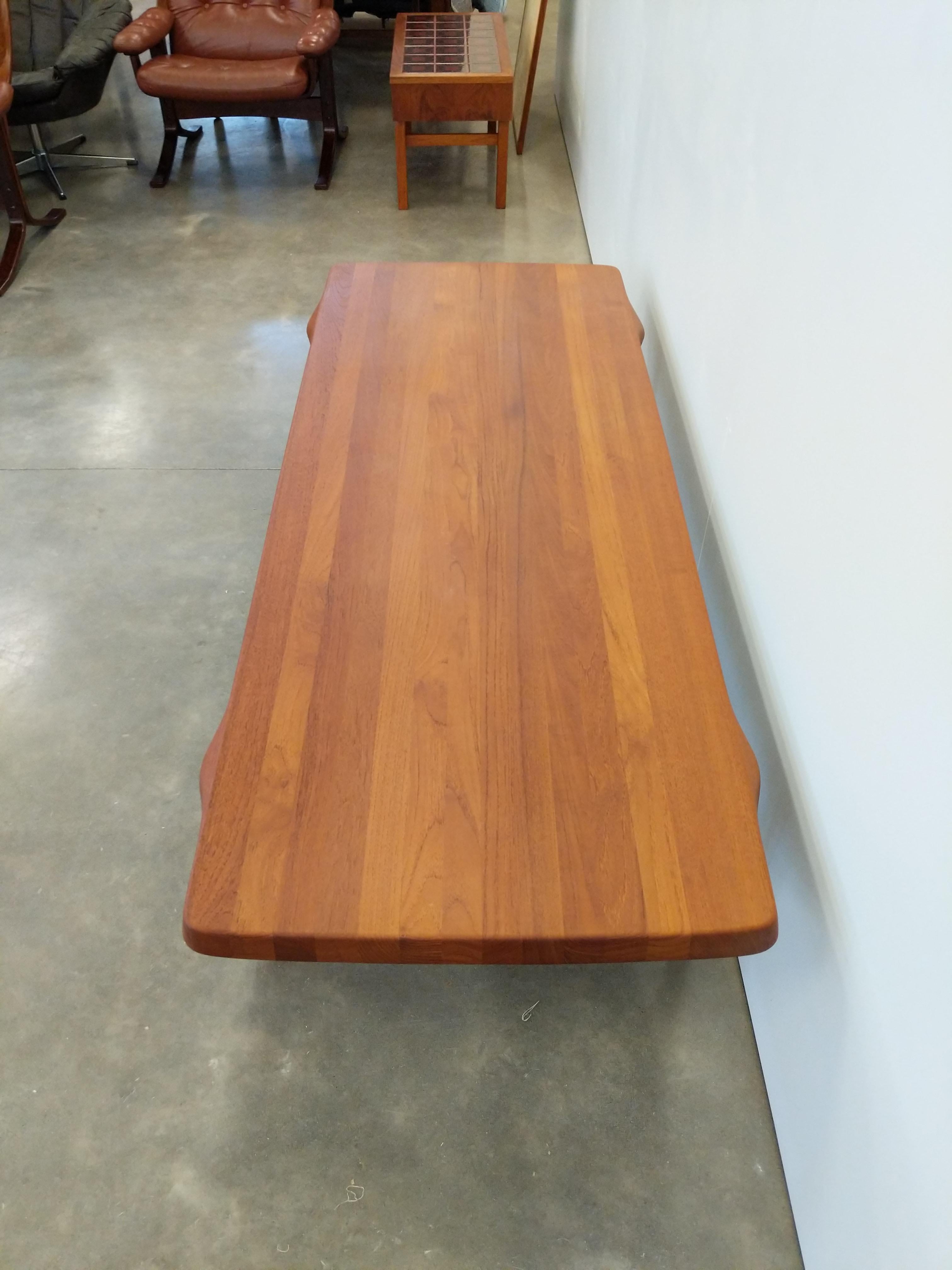 Vintage Danish Mid Century Modern Teak Coffee Table In Good Condition For Sale In Gardiner, NY