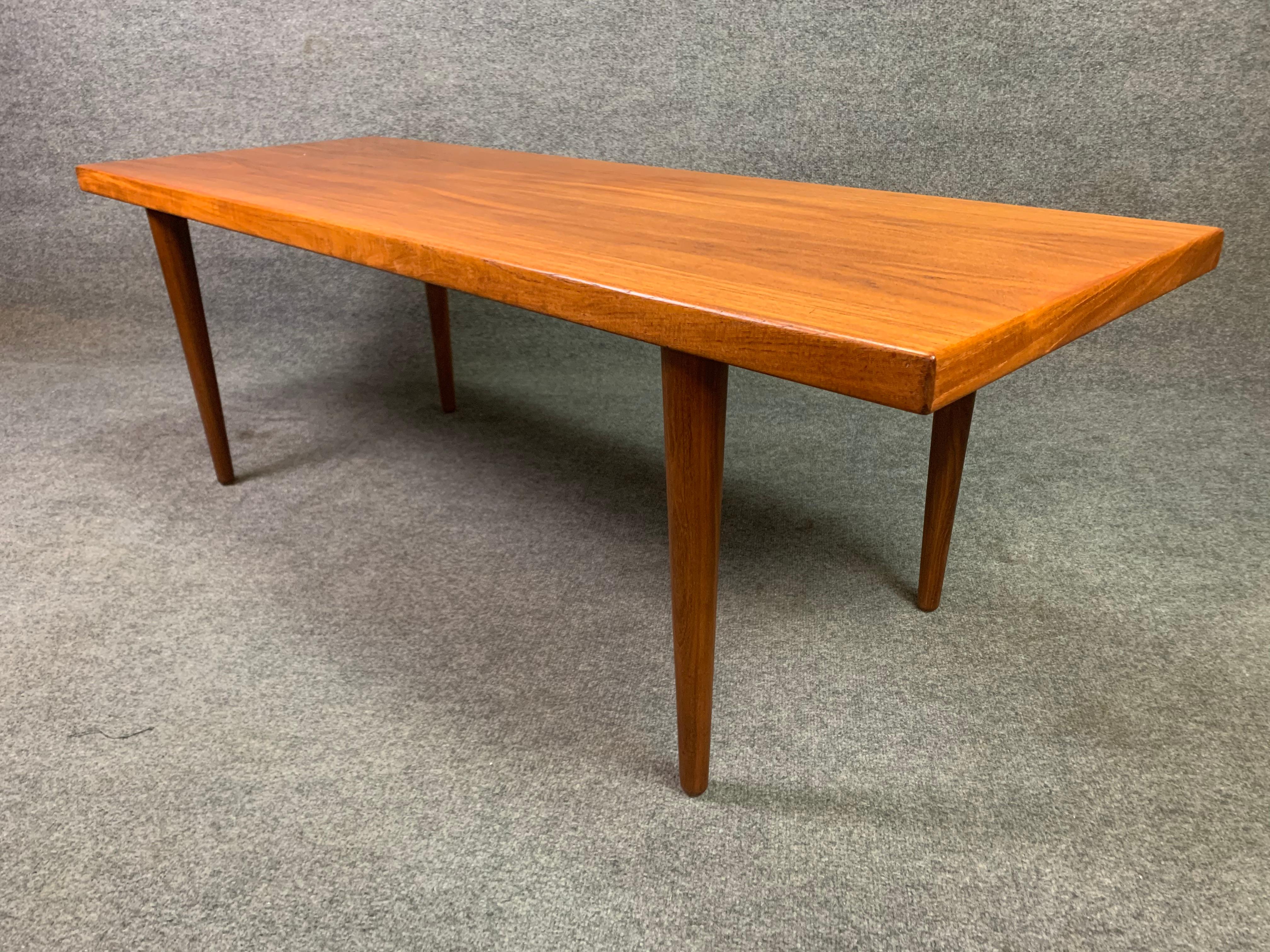 Vintage Danish Mid-Century Modern Teak Coffee Table In Good Condition In San Marcos, CA