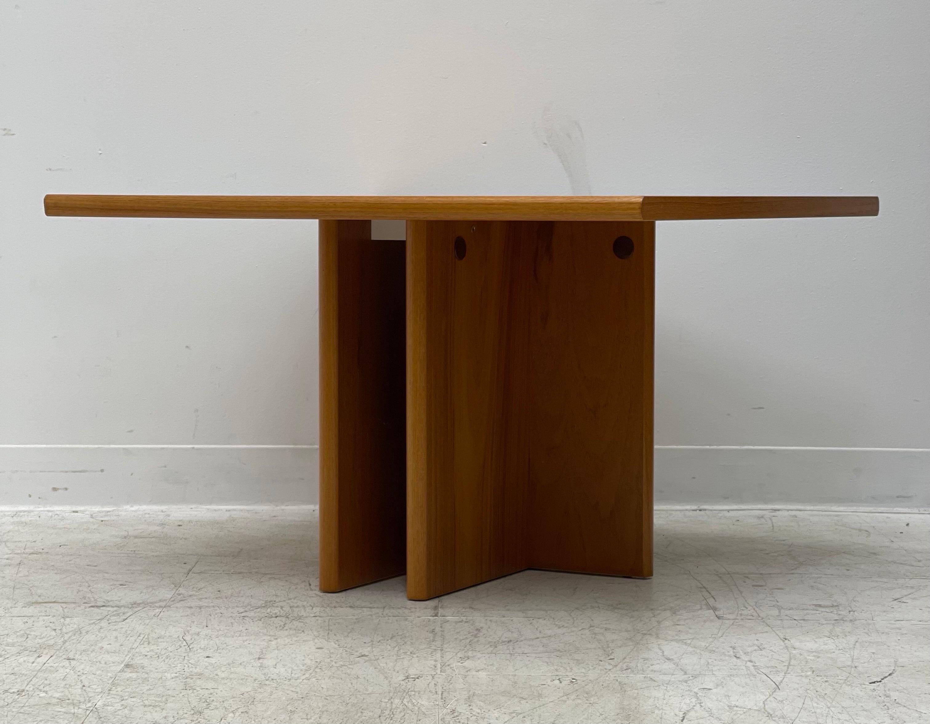 Milieu du XXe siècle Table basse danoise vintage en teck de style moderne du milieu du siècle dernier en vente