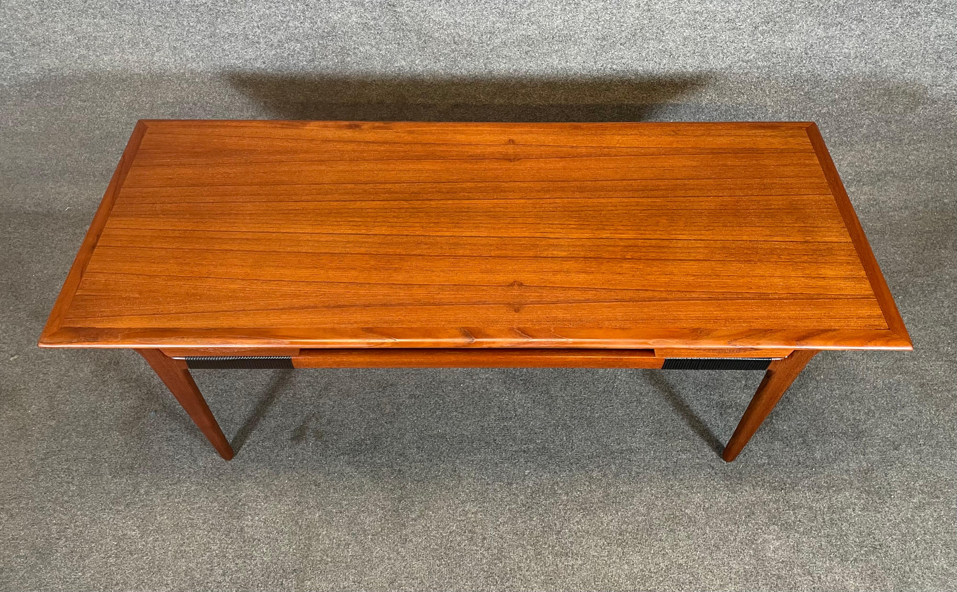 Vintage Danish Mid Century Modern Teak Coffee Table In Good Condition For Sale In San Marcos, CA