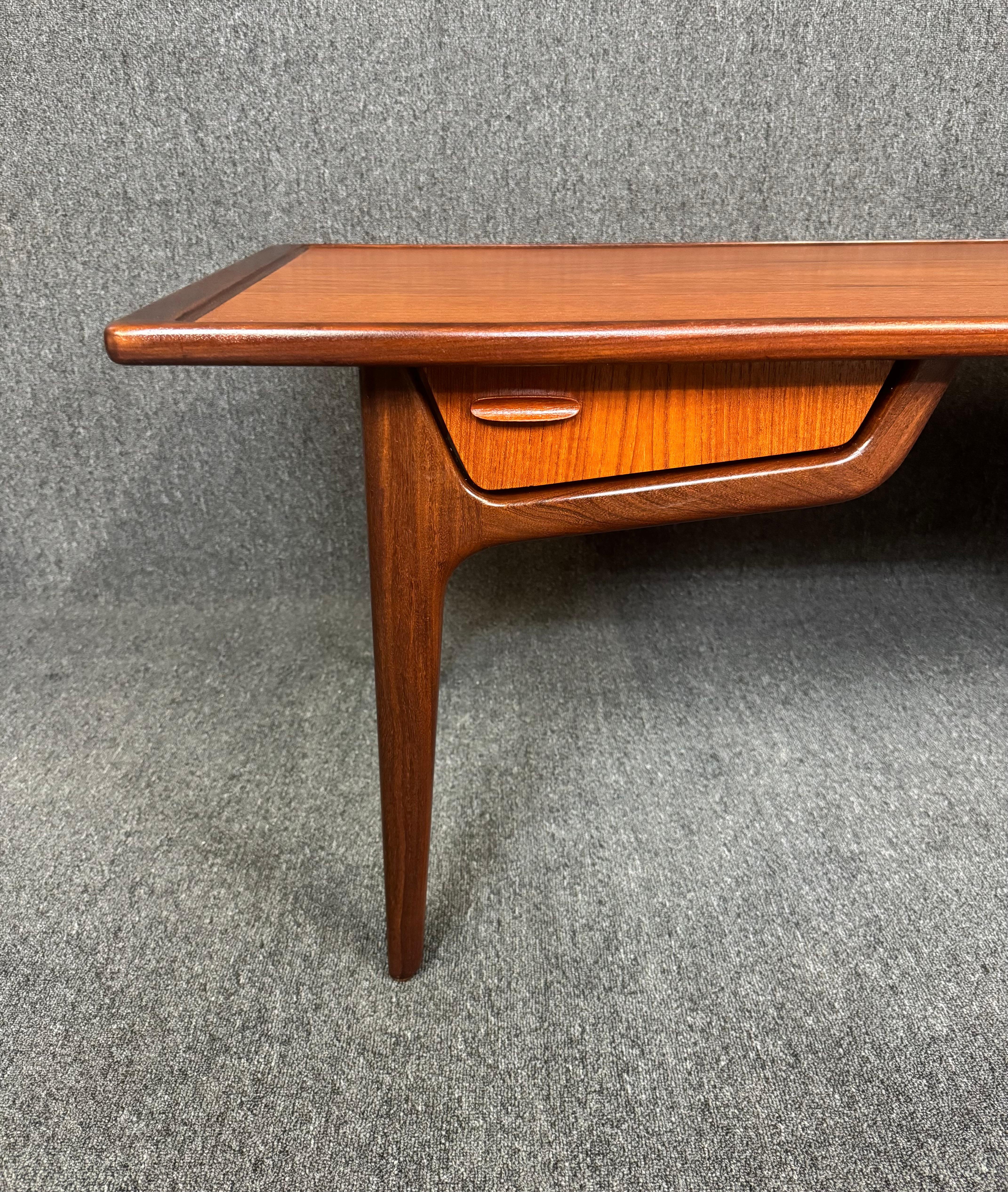 Vintage Danish Mid Century Modern Teak Coffee Table In Good Condition For Sale In San Marcos, CA