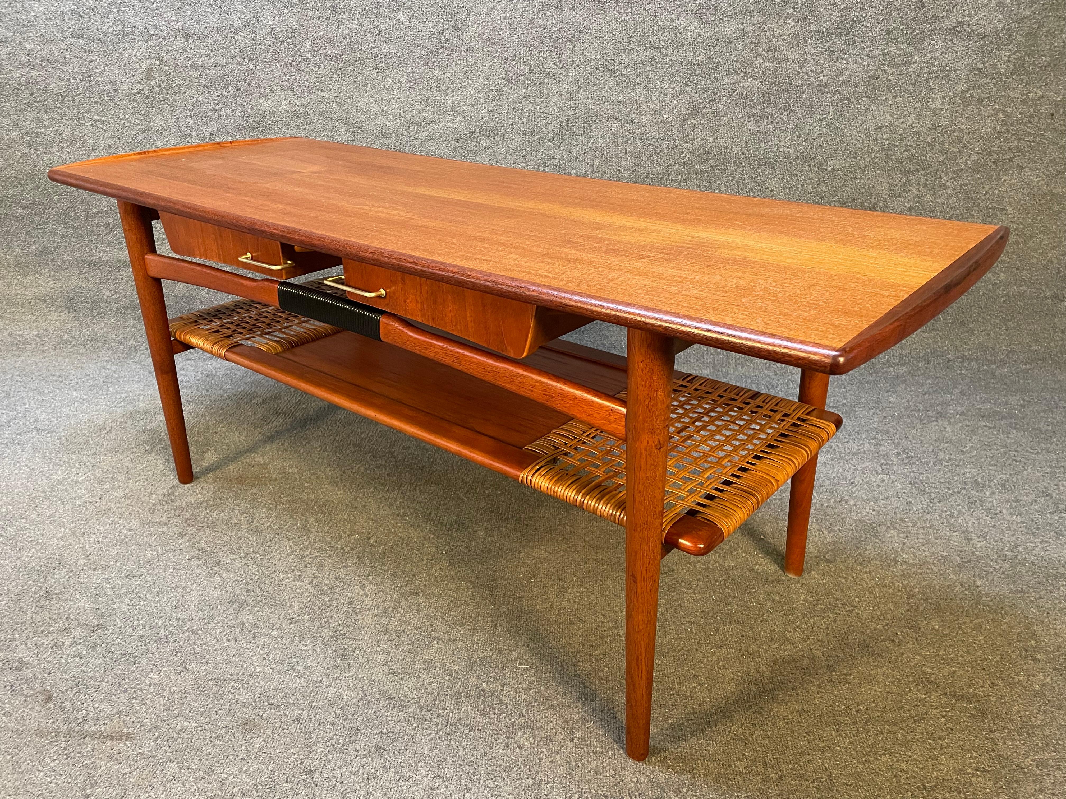 Vintage Danish Mid Century Modern Teak Coffee Table in the Manner of Hans Wegner In Good Condition For Sale In San Marcos, CA