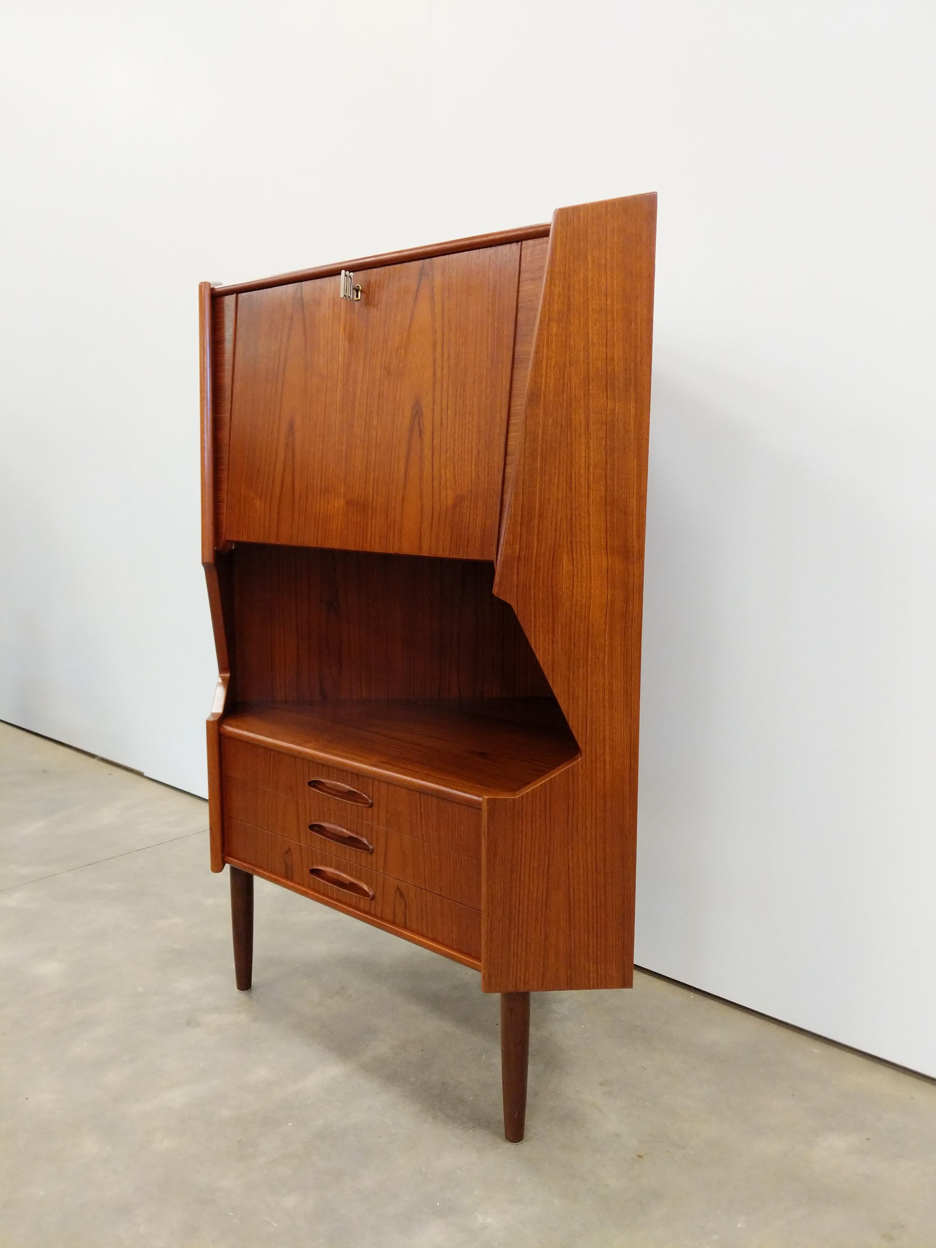 Authentischer dänischer / skandinavischer moderner Teakholz-Eckschrank aus der Mitte des Jahrhunderts.

Dieses Stück ist in ausgezeichnetem Zustand mit sehr wenigen altersbedingten Abnutzungserscheinungen (siehe Fotos).

Wenn Sie weitere