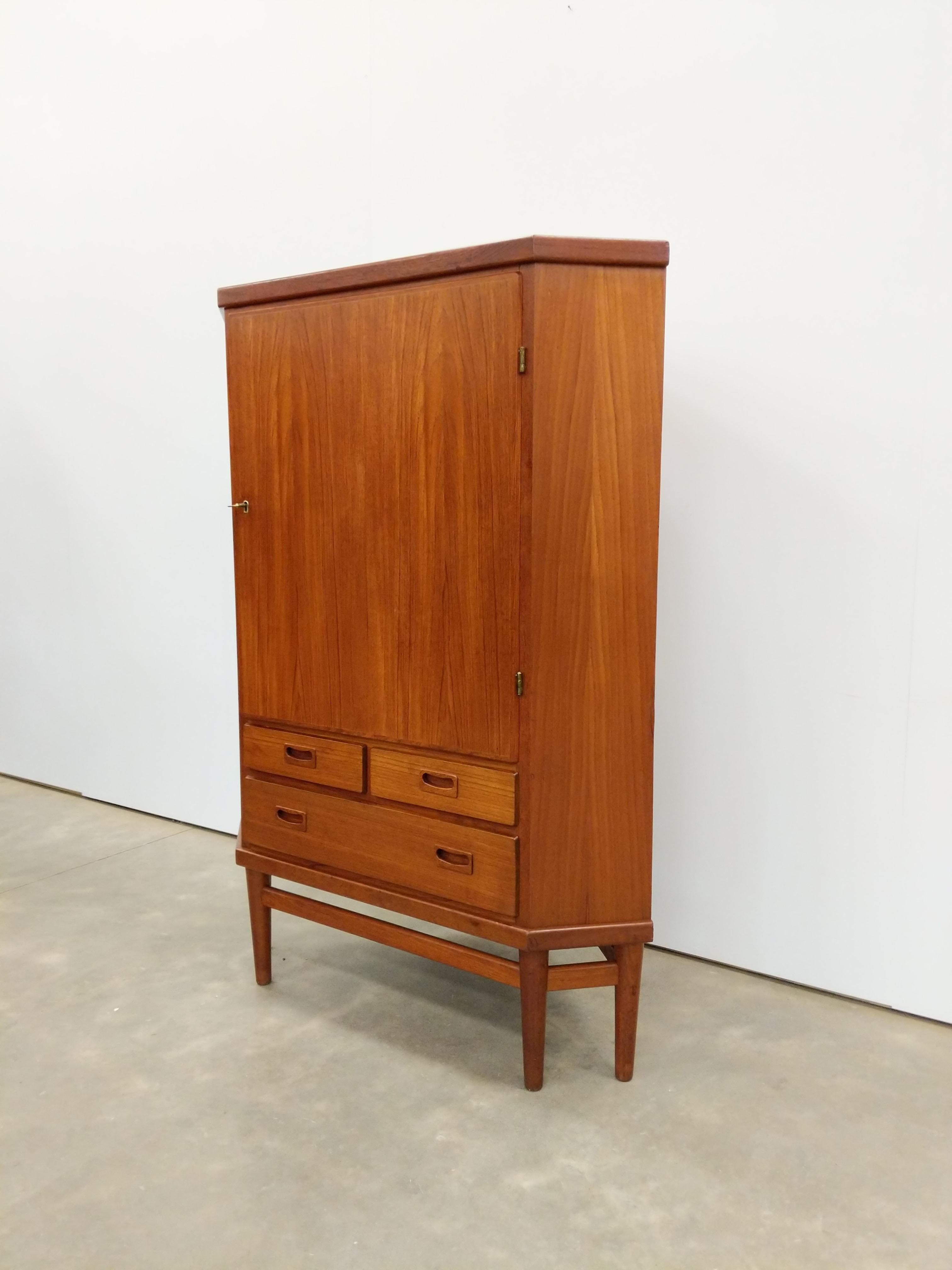 Autentico mobile angolare in teak danese/scandinavo della metà del secolo scorso.

Questo pezzo è in condizioni generali eccellenti, con pochi segni di usura dovuti all'età (vedi foto).

Se desideri ulteriori dettagli, contattaci.

Dimensioni:
Alto