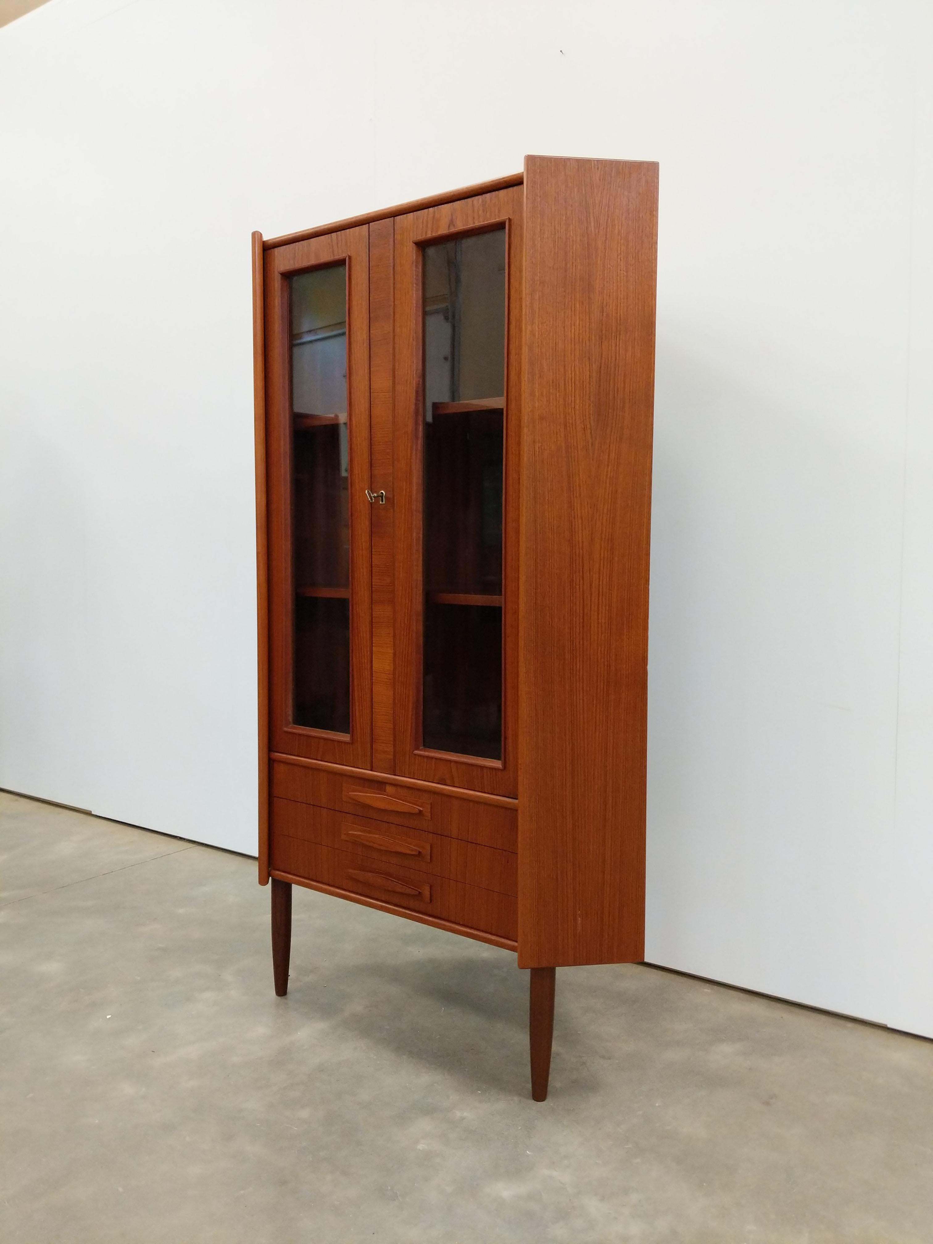 

Autentico mobile angolare in teak danese/scandinavo della metà del secolo scorso.

Questo pezzo è in condizioni eccellenti con pochissimi segni di usura dovuti all'età (vedi foto).

Se desideri ulteriori dettagli, contattaci.

Dimensioni:
Alto