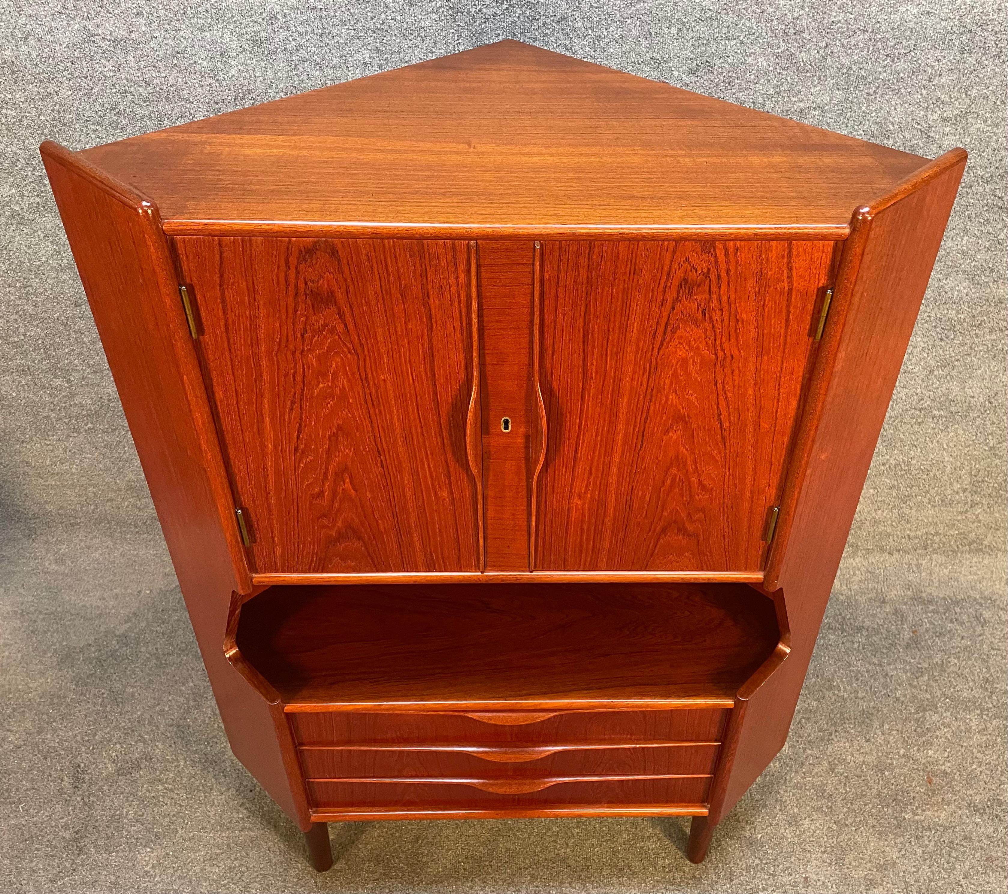 Armario esquinero vintage danés de teca moderno de mediados de siglo Escandinavo moderno en venta