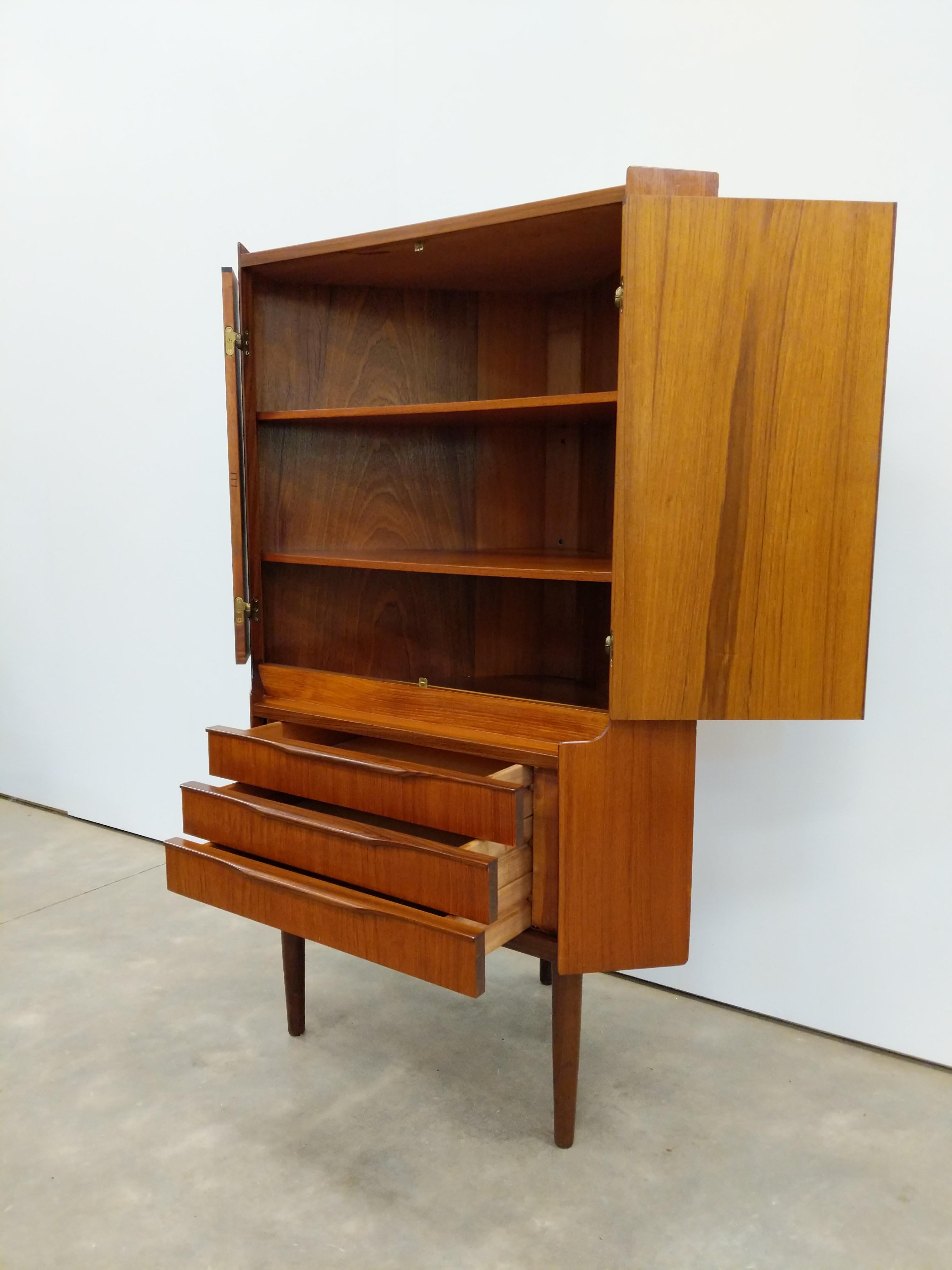 Dänischer Vintage-Eckschrank aus Teakholz, Mid-Century Modern (Moderne der Mitte des Jahrhunderts) im Angebot