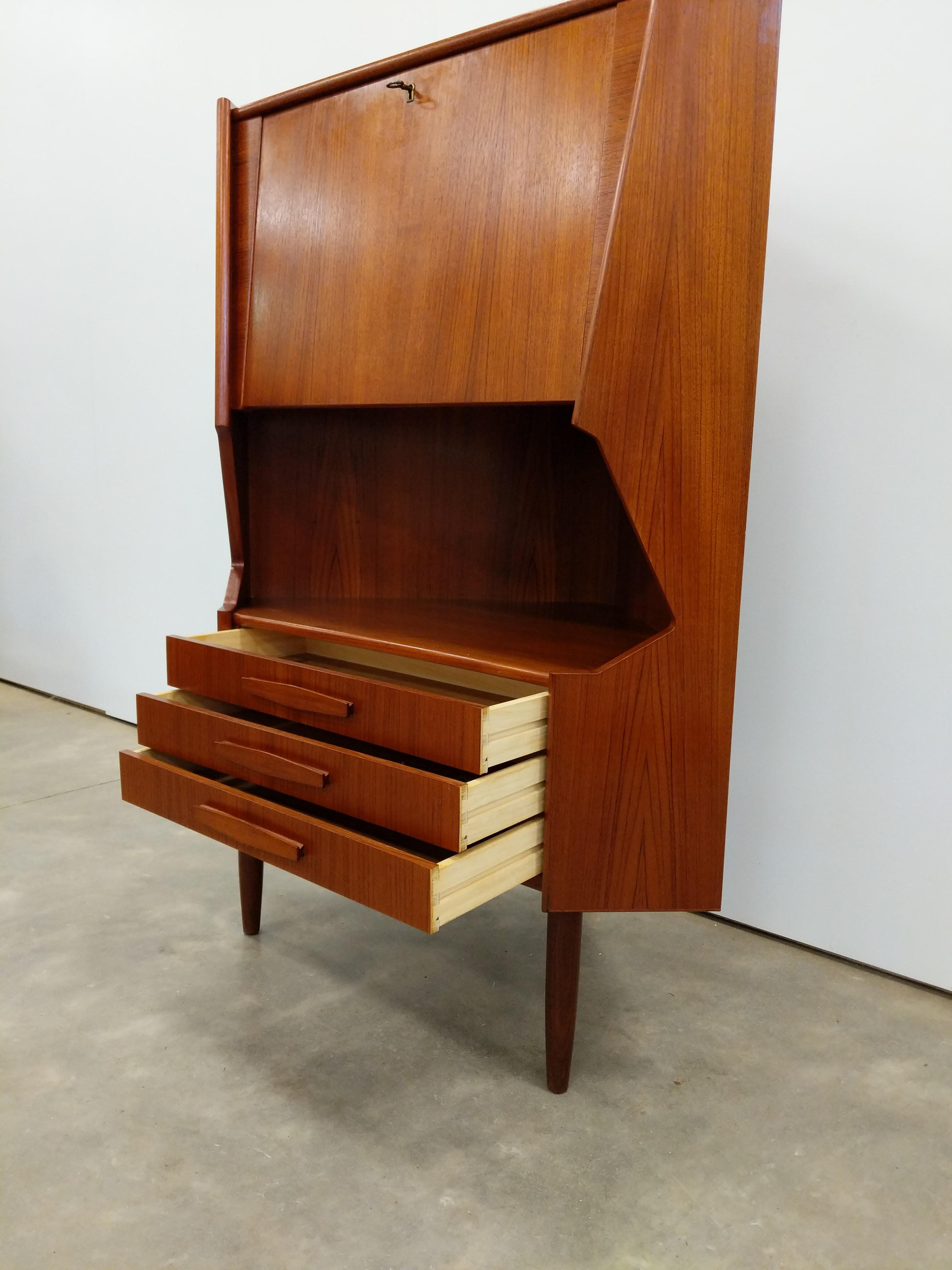 Dänischer Vintage-Eckschrank aus Teakholz, Mid-Century Modern (Moderne der Mitte des Jahrhunderts) im Angebot
