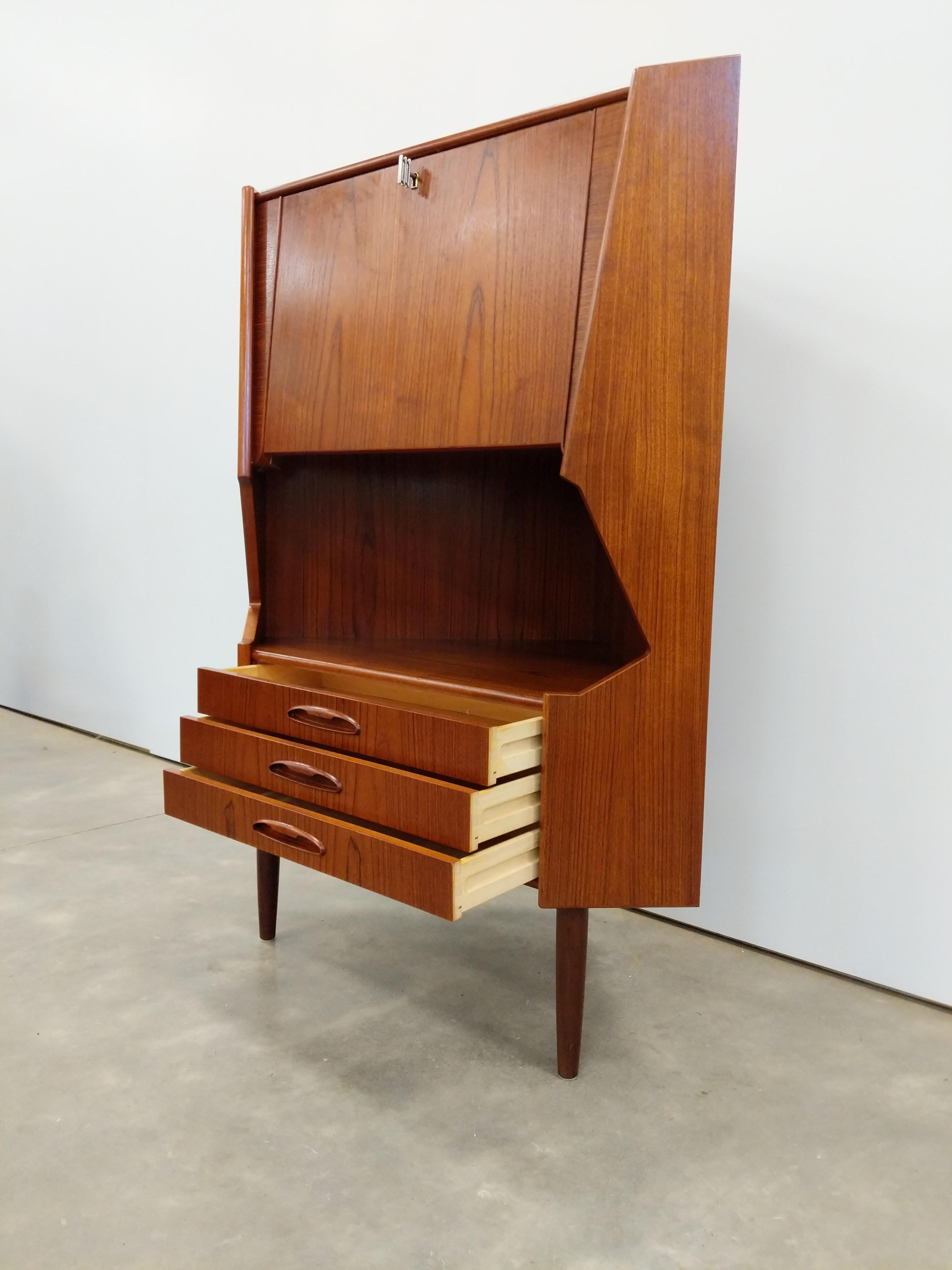 Dänischer Vintage-Eckschrank aus Teakholz, Mid-Century Modern (Moderne der Mitte des Jahrhunderts) im Angebot