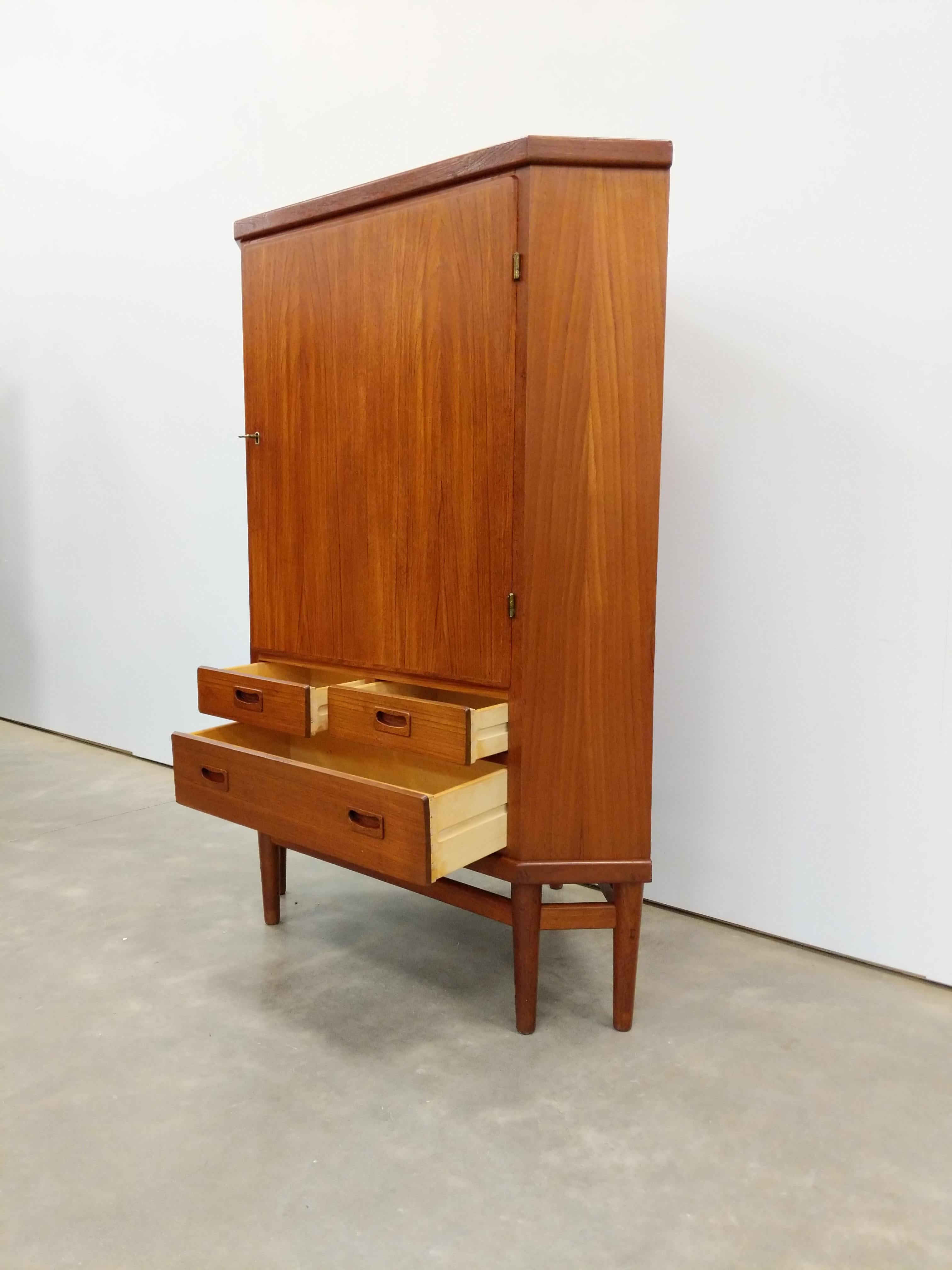 Mid-Century moderno Armadio angolare danese d'epoca in teak della metà del secolo scorso in vendita