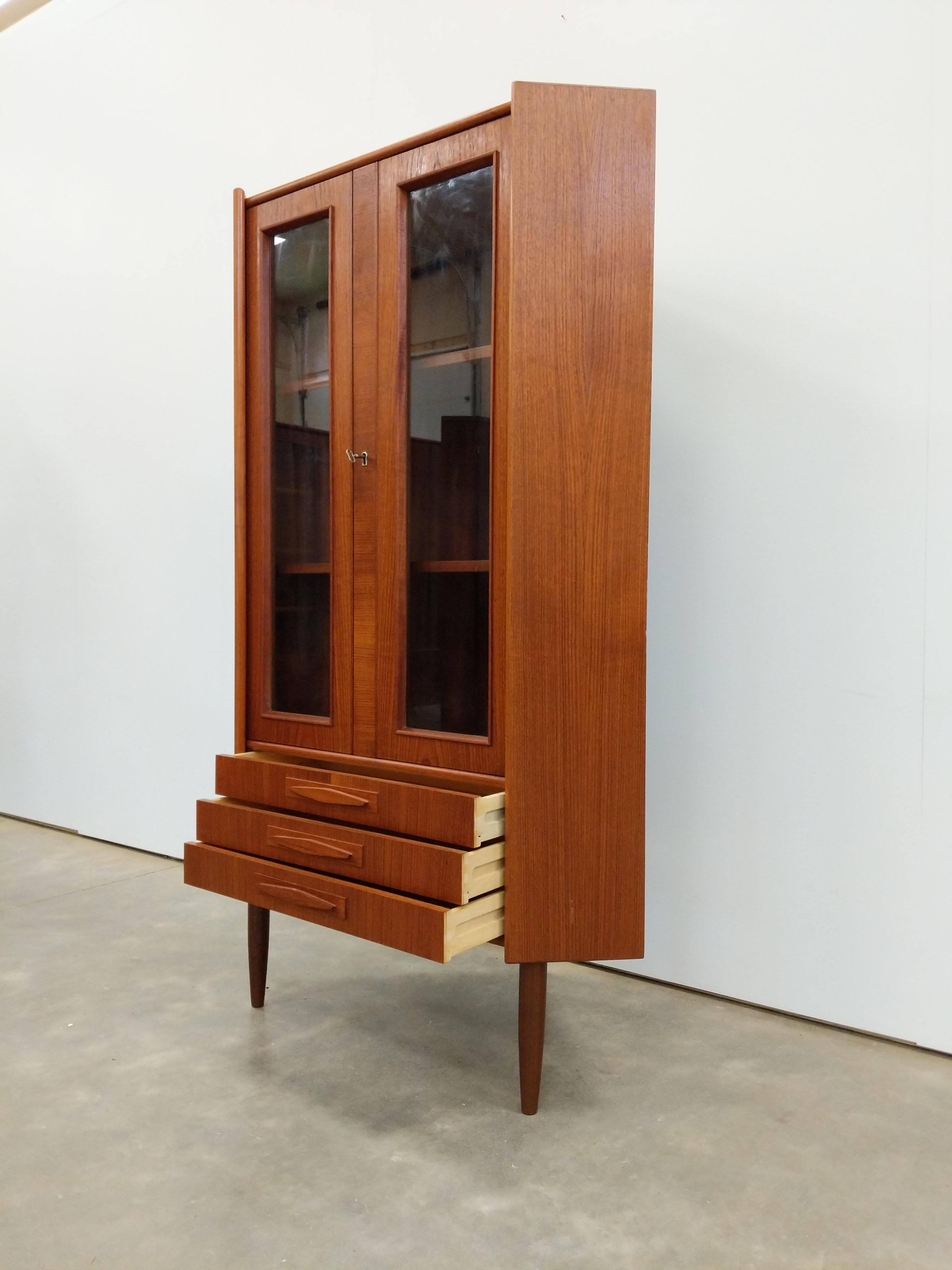 Mid-Century moderno Armadio angolare danese d'epoca in teak della metà del secolo scorso in vendita