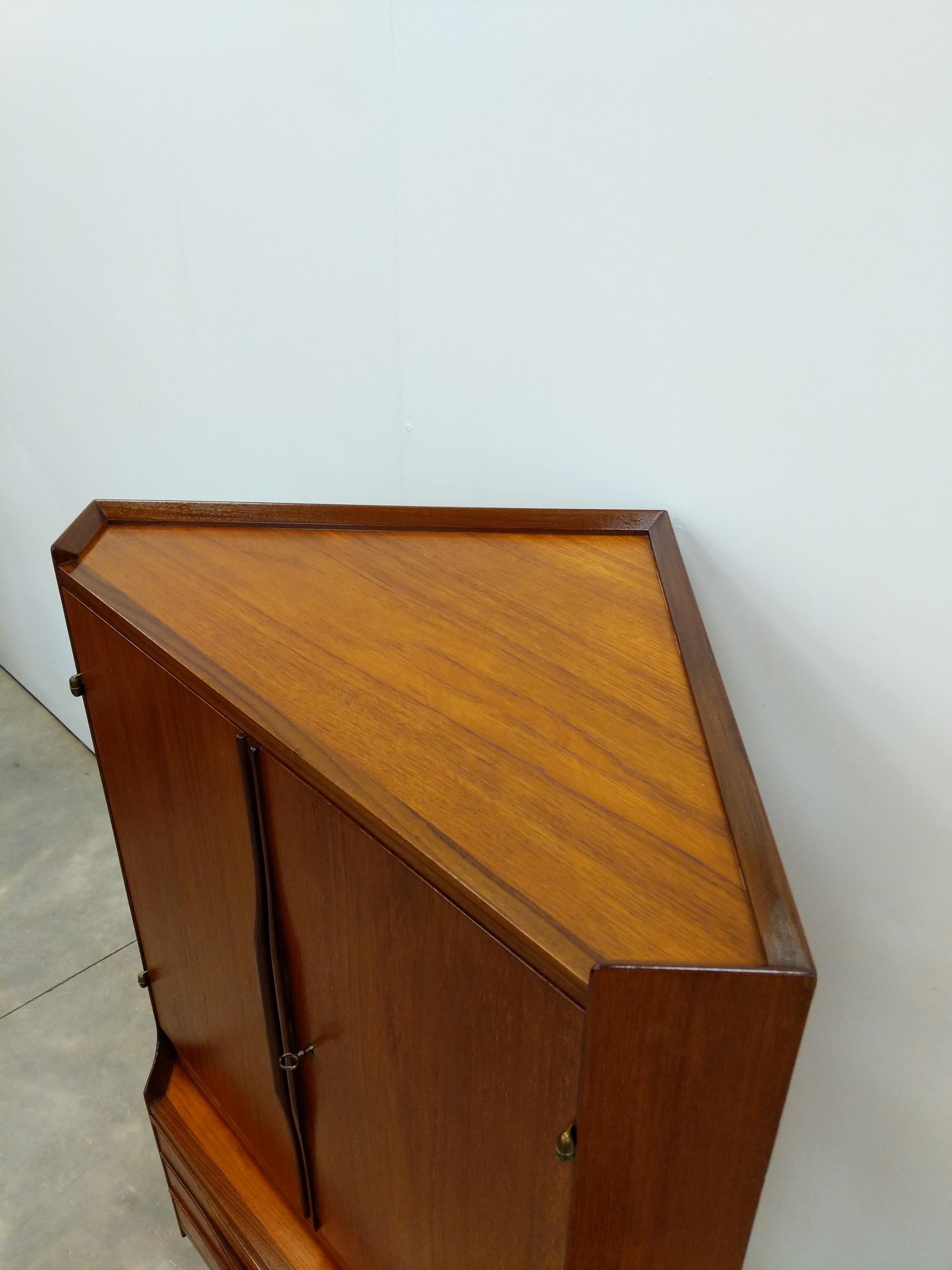 Dänischer Vintage-Eckschrank aus Teakholz, Mid-Century Modern im Zustand „Gut“ im Angebot in Gardiner, NY