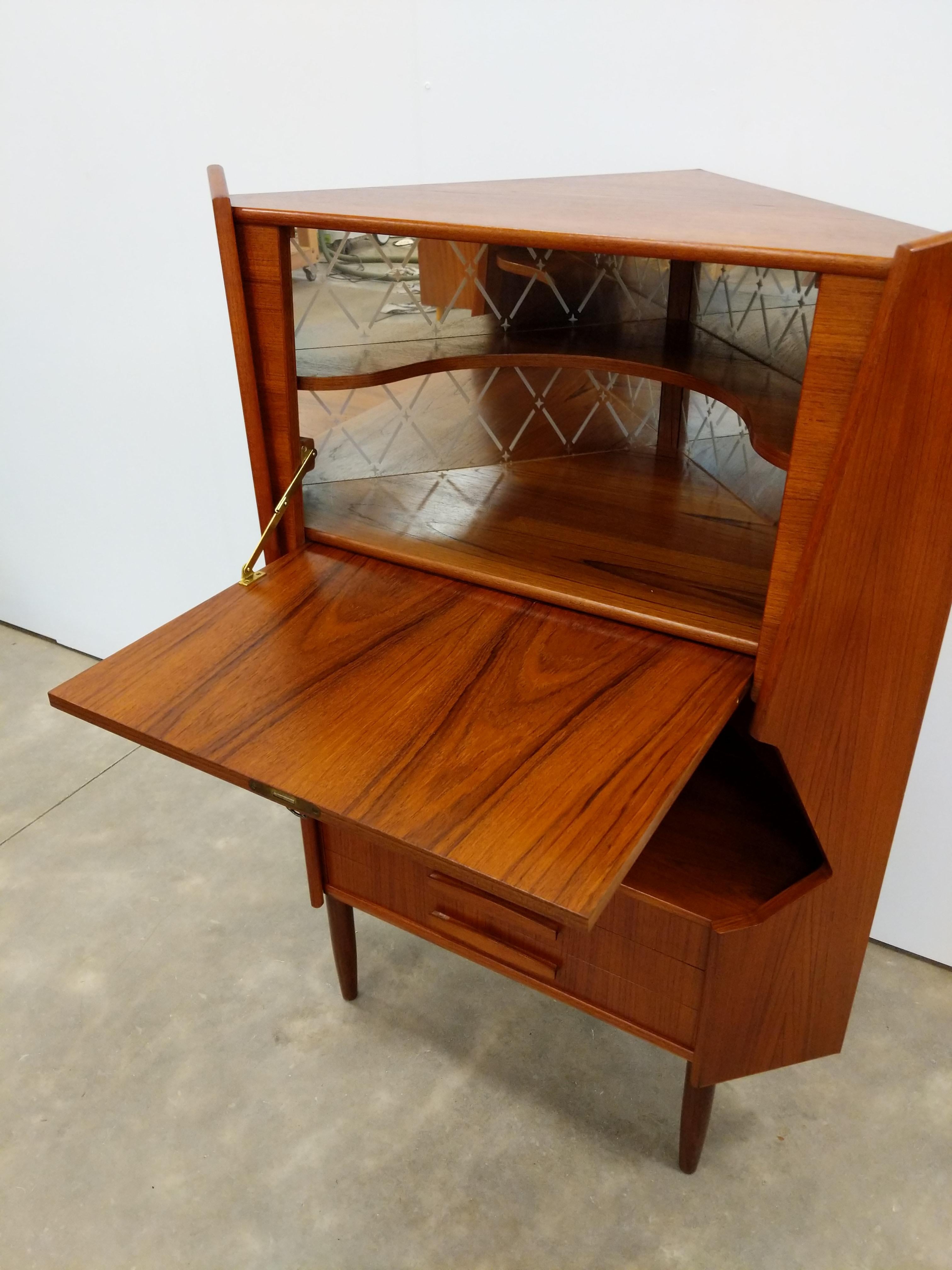 Dänischer Vintage-Eckschrank aus Teakholz, Mid-Century Modern im Zustand „Gut“ im Angebot in Gardiner, NY