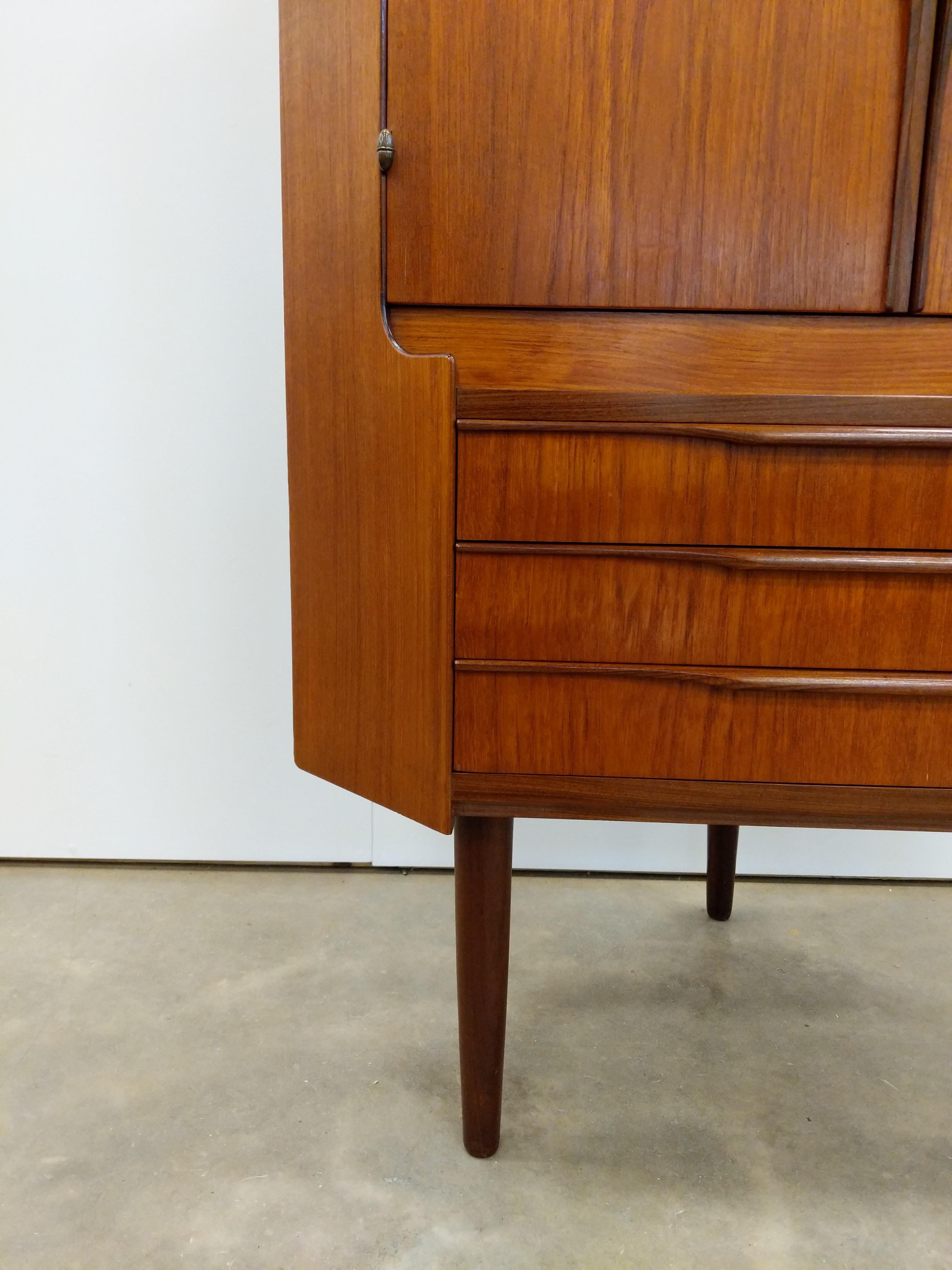 Dänischer Vintage-Eckschrank aus Teakholz, Mid-Century Modern (20. Jahrhundert) im Angebot