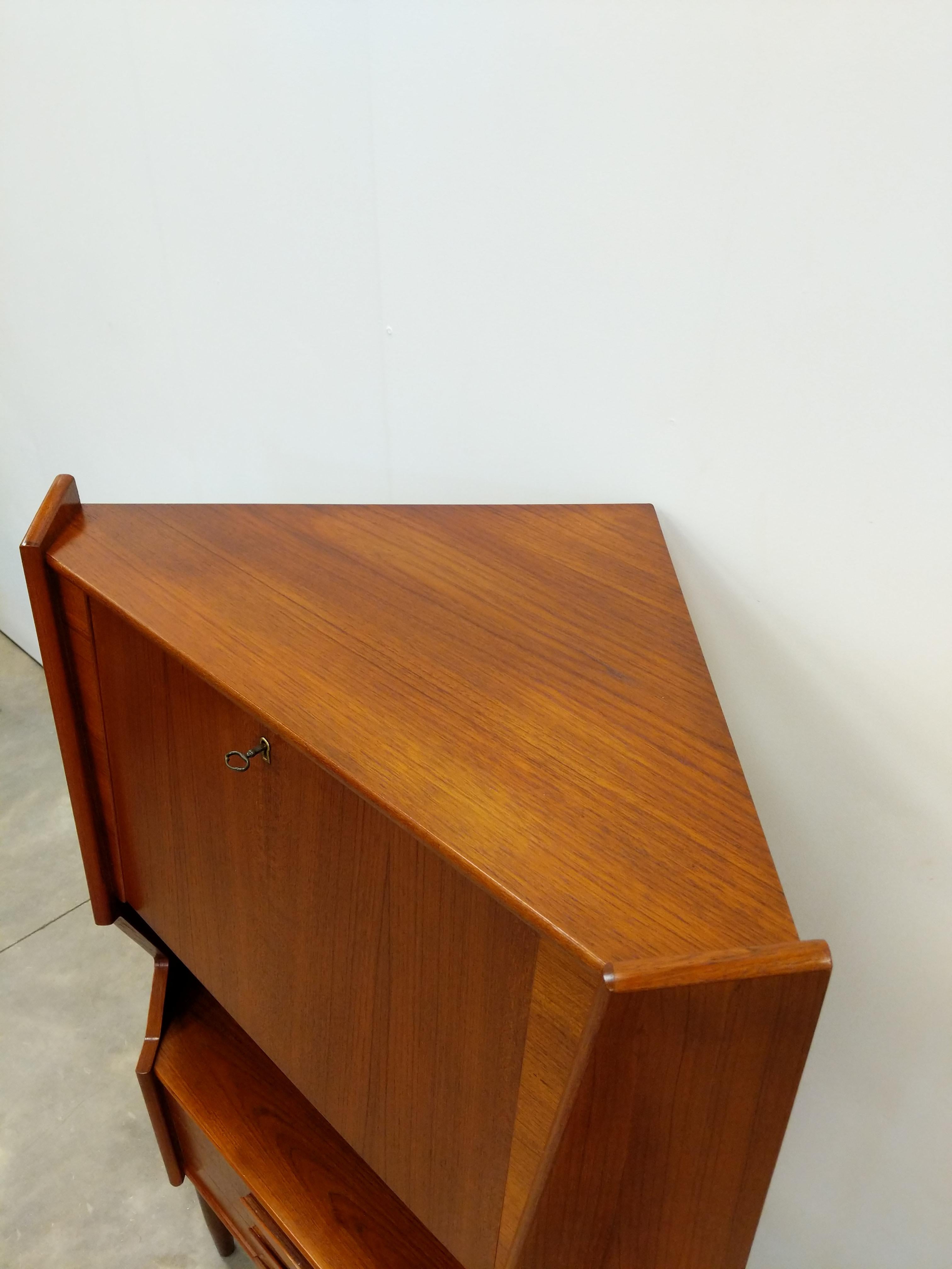 Dänischer Vintage-Eckschrank aus Teakholz, Mid-Century Modern (20. Jahrhundert) im Angebot
