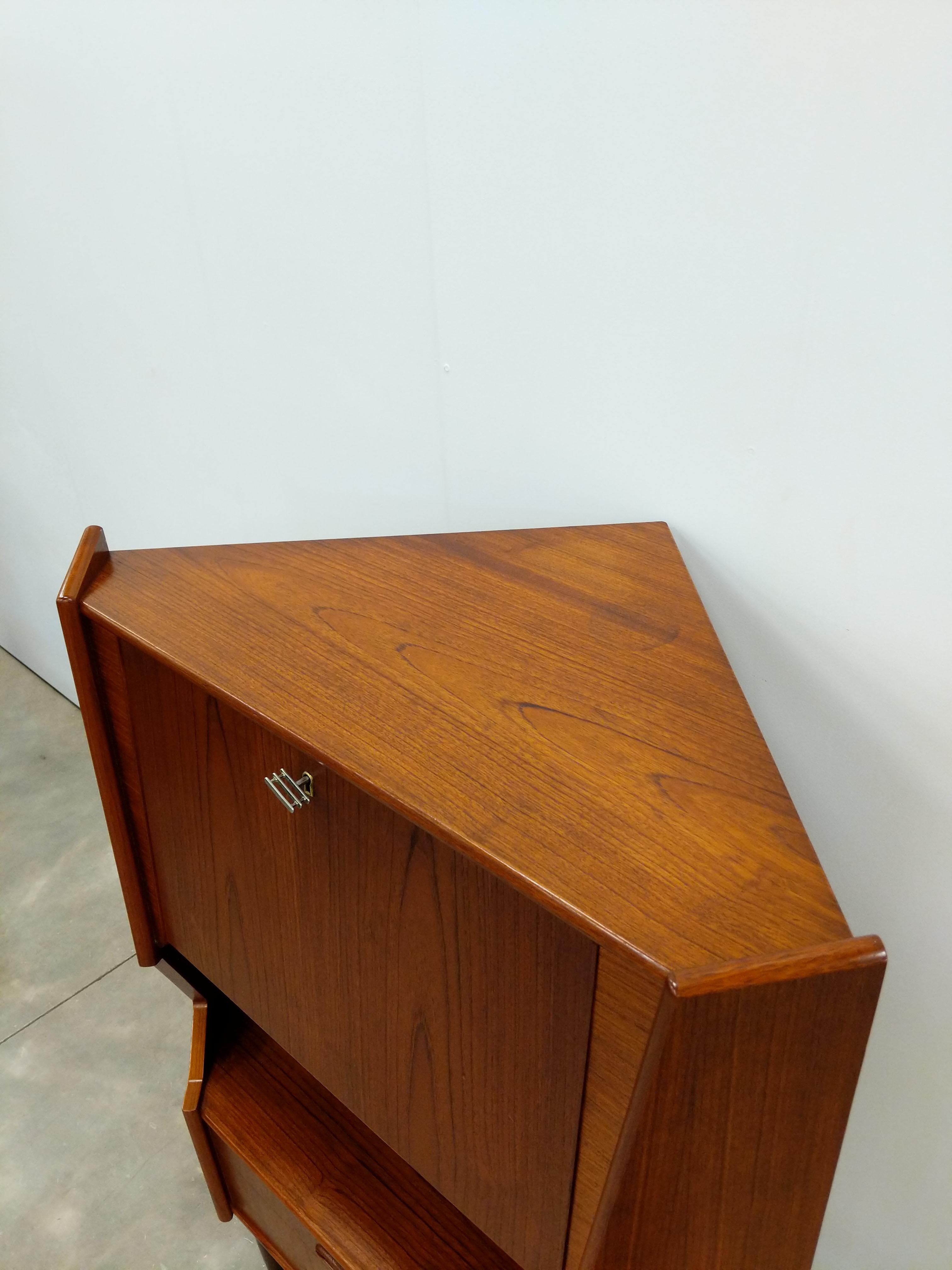 Dänischer Vintage-Eckschrank aus Teakholz, Mid-Century Modern (20. Jahrhundert) im Angebot