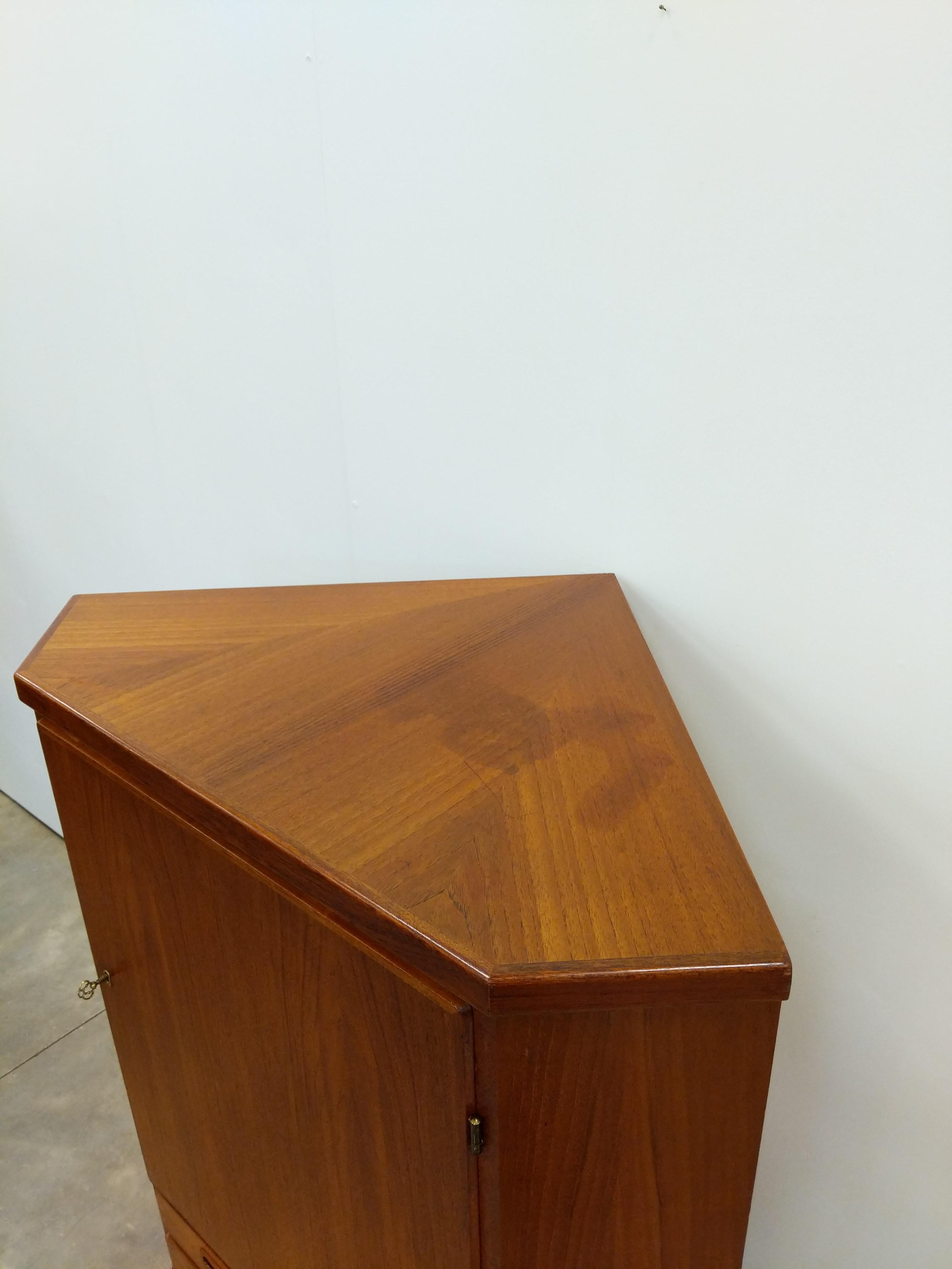 Armadio angolare danese d'epoca in teak della metà del secolo scorso In condizioni buone in vendita a Gardiner, NY