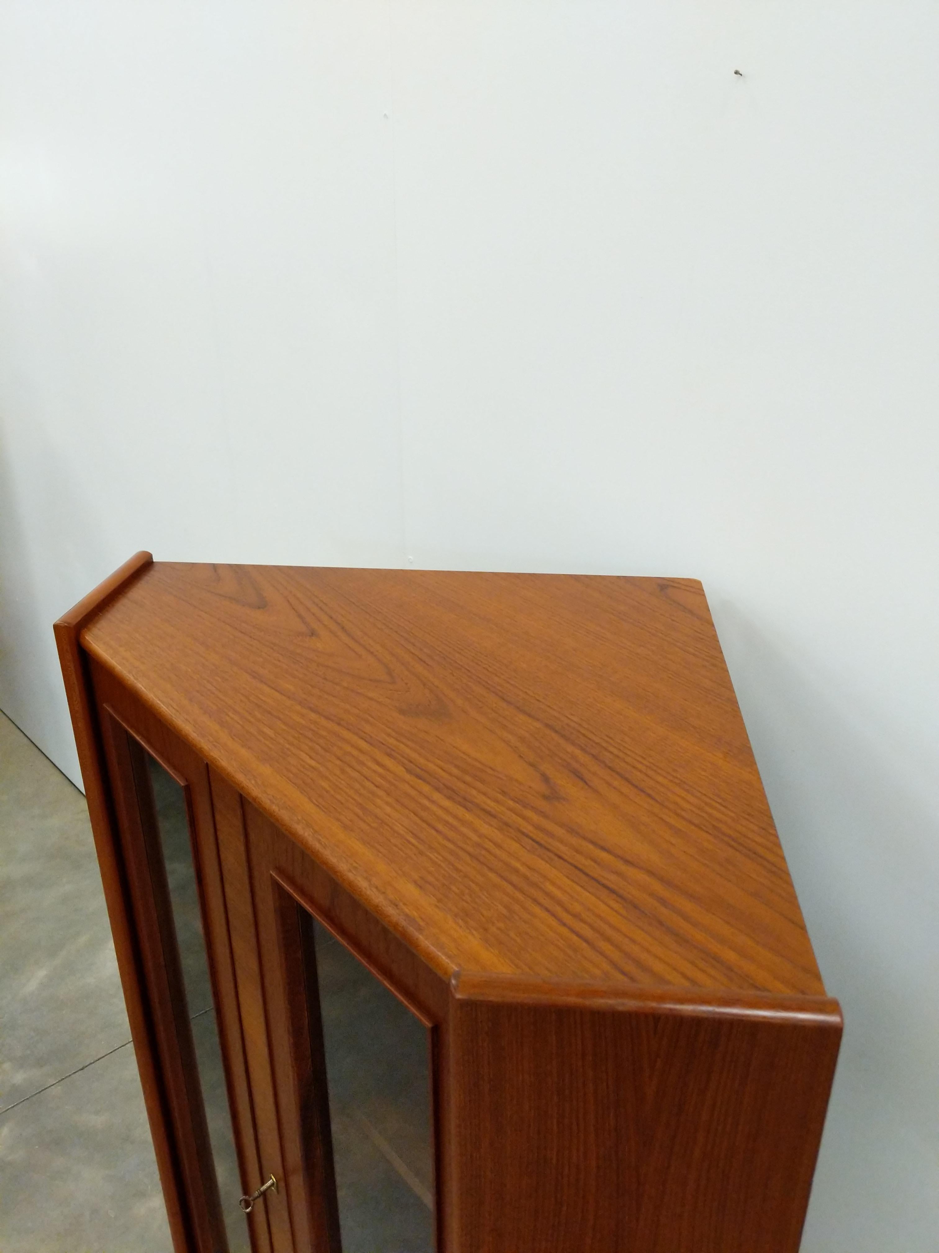 Armadio angolare danese d'epoca in teak della metà del secolo scorso In condizioni buone in vendita a Gardiner, NY