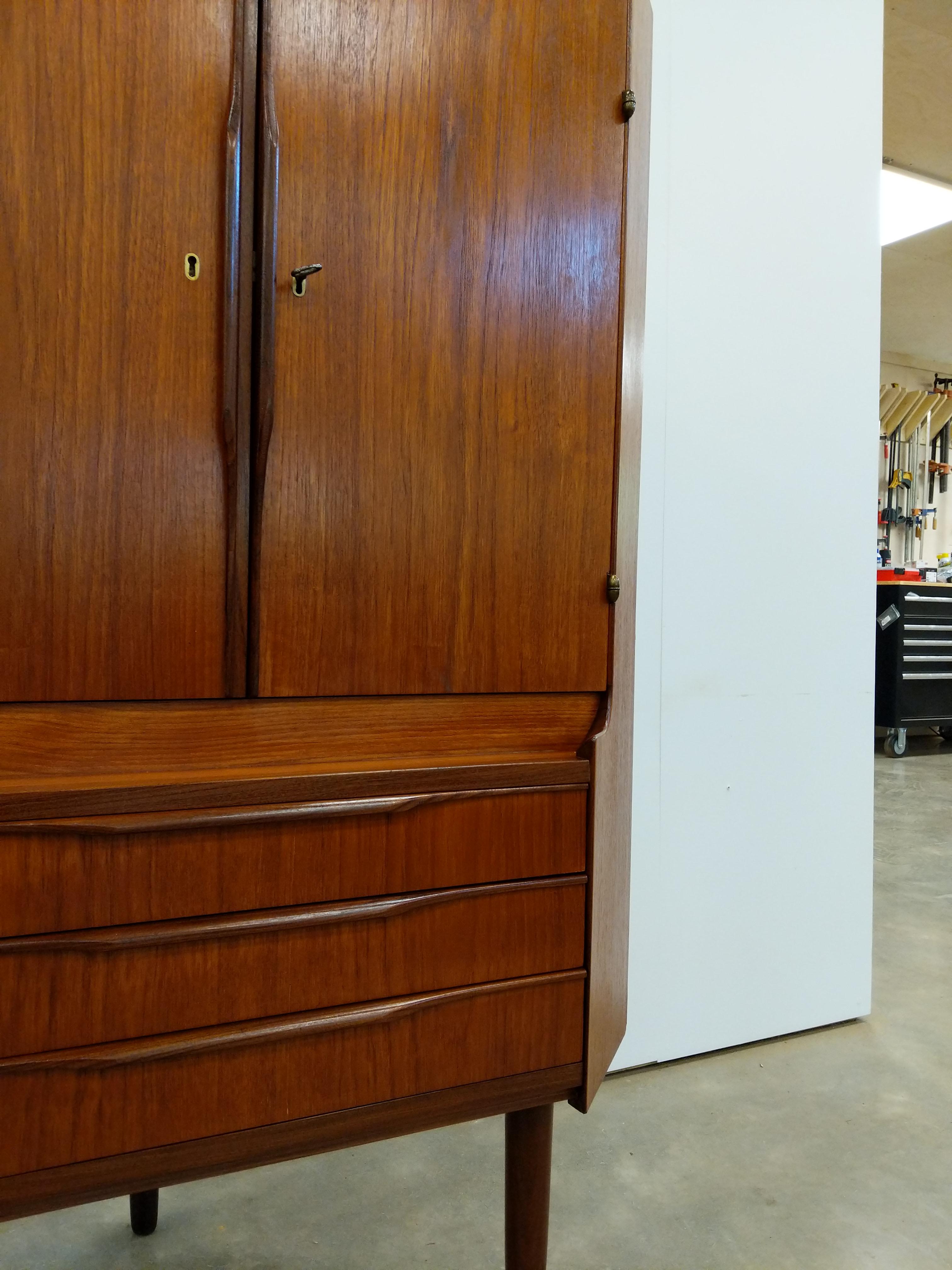Dänischer Vintage-Eckschrank aus Teakholz, Mid-Century Modern im Angebot 1