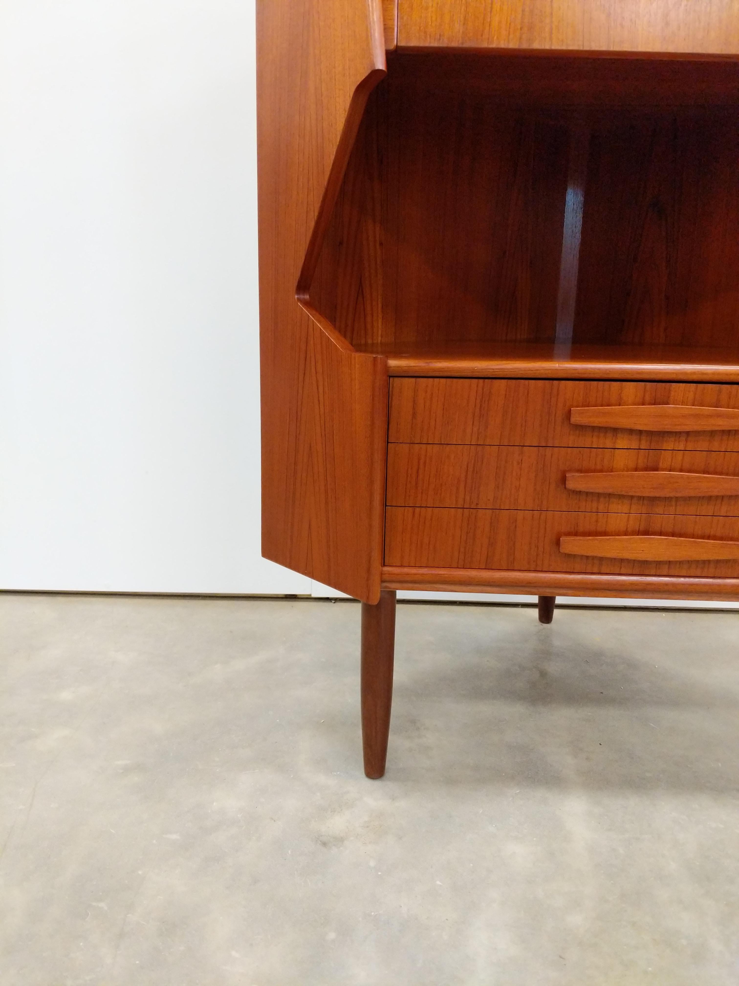 Dänischer Vintage-Eckschrank aus Teakholz, Mid-Century Modern im Angebot 1