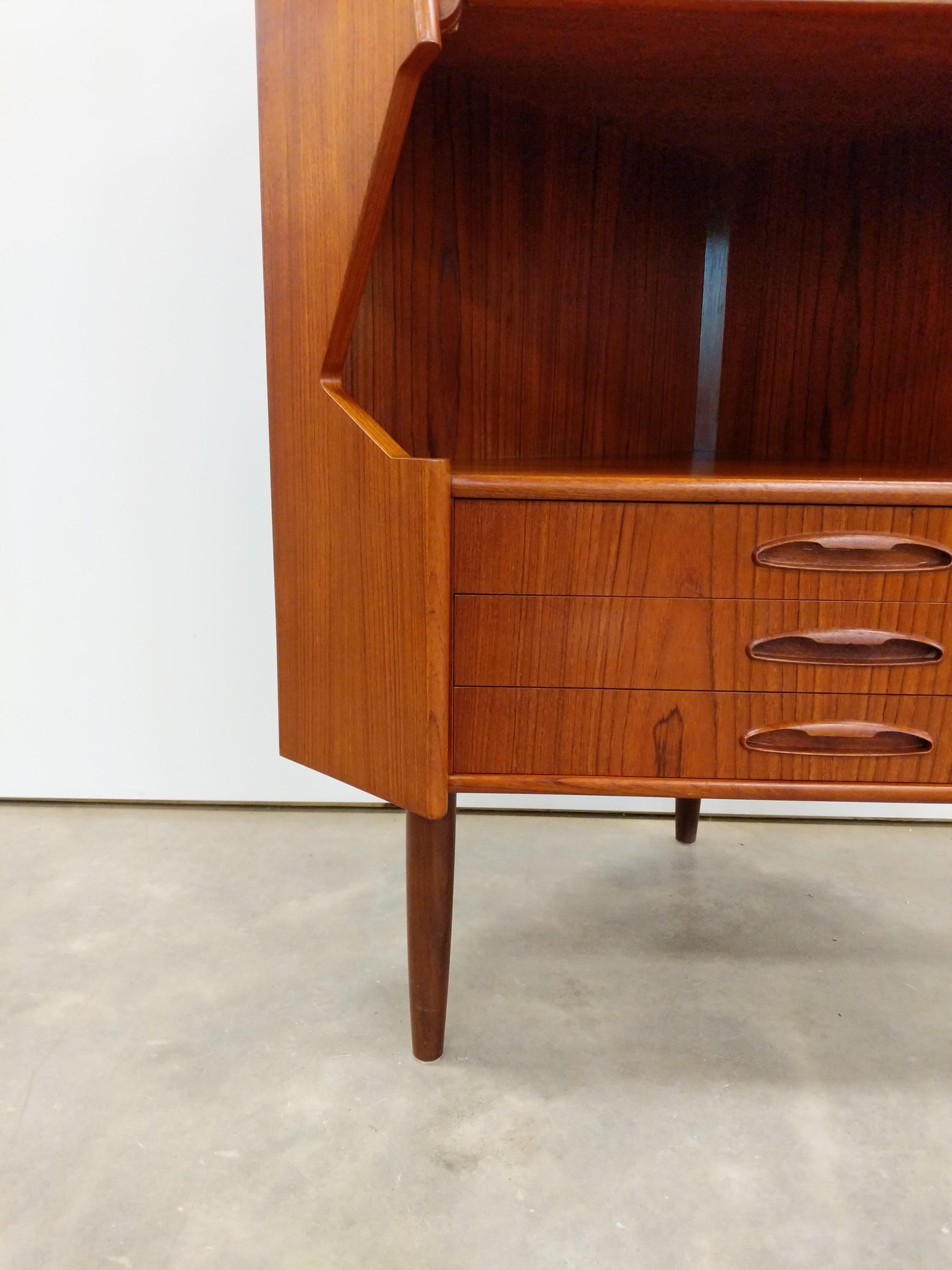 Dänischer Vintage-Eckschrank aus Teakholz, Mid-Century Modern im Angebot 1