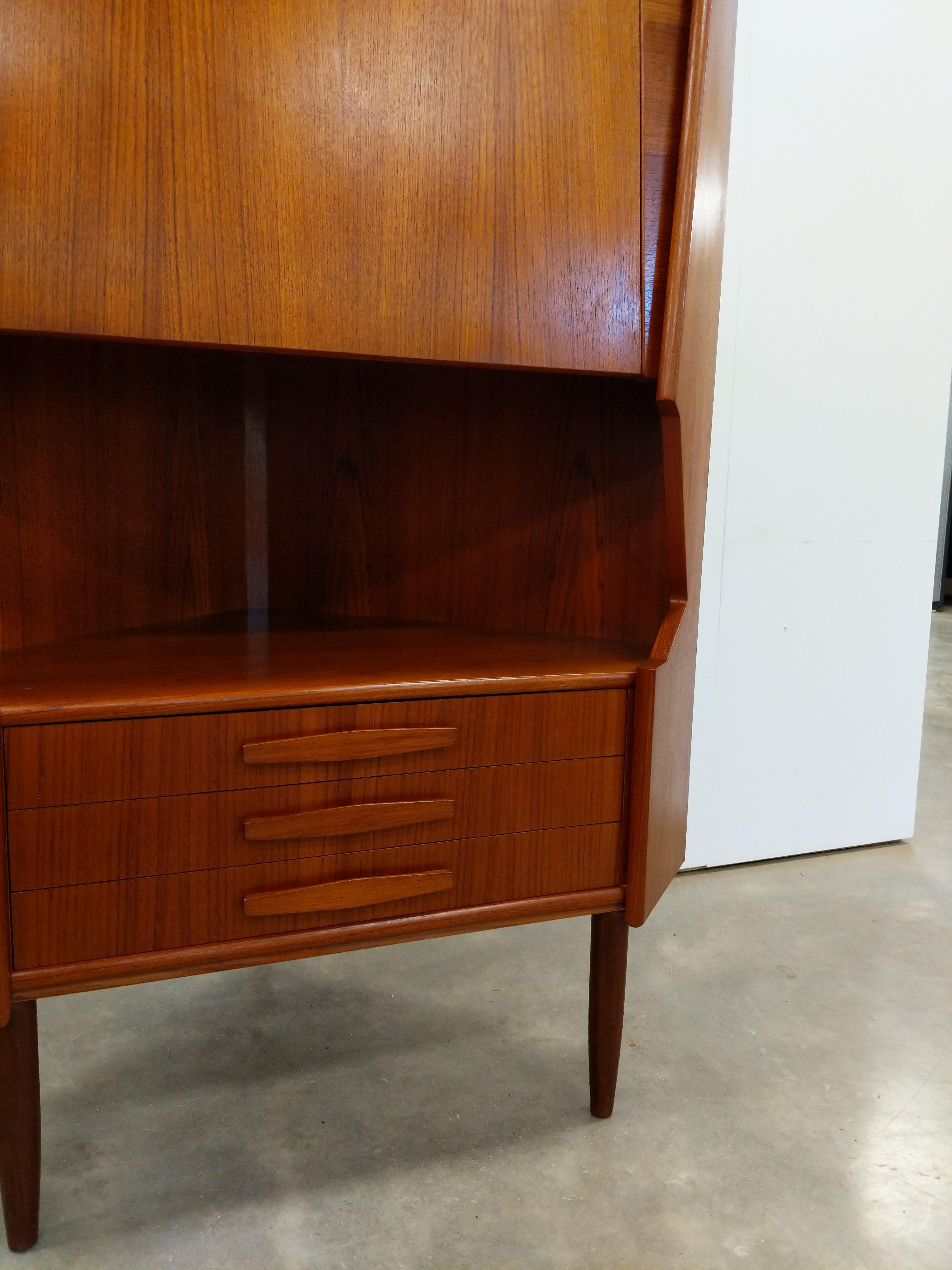 Dänischer Vintage-Eckschrank aus Teakholz, Mid-Century Modern im Angebot 2