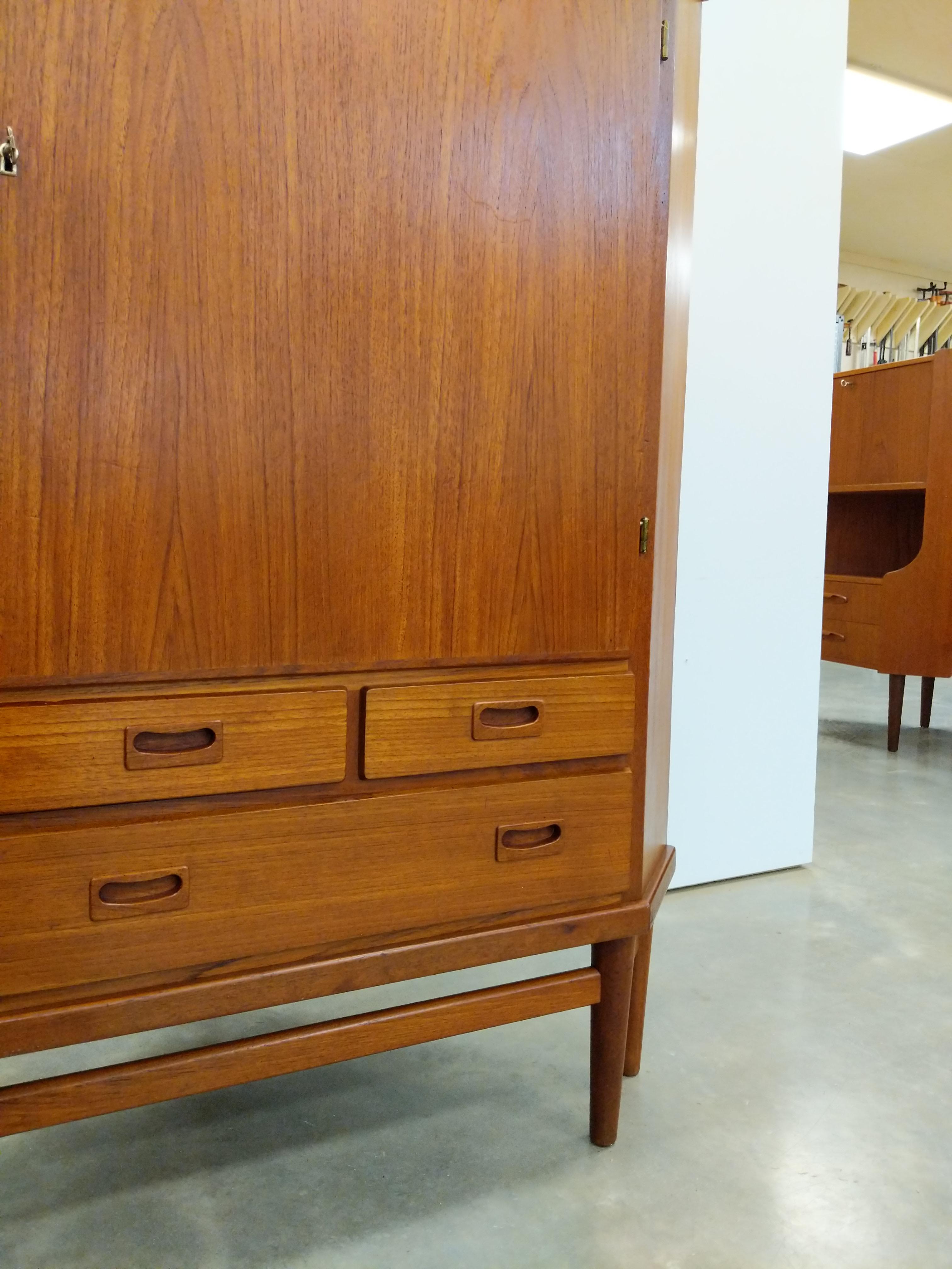 Teak Armadio angolare danese d'epoca in teak della metà del secolo scorso in vendita