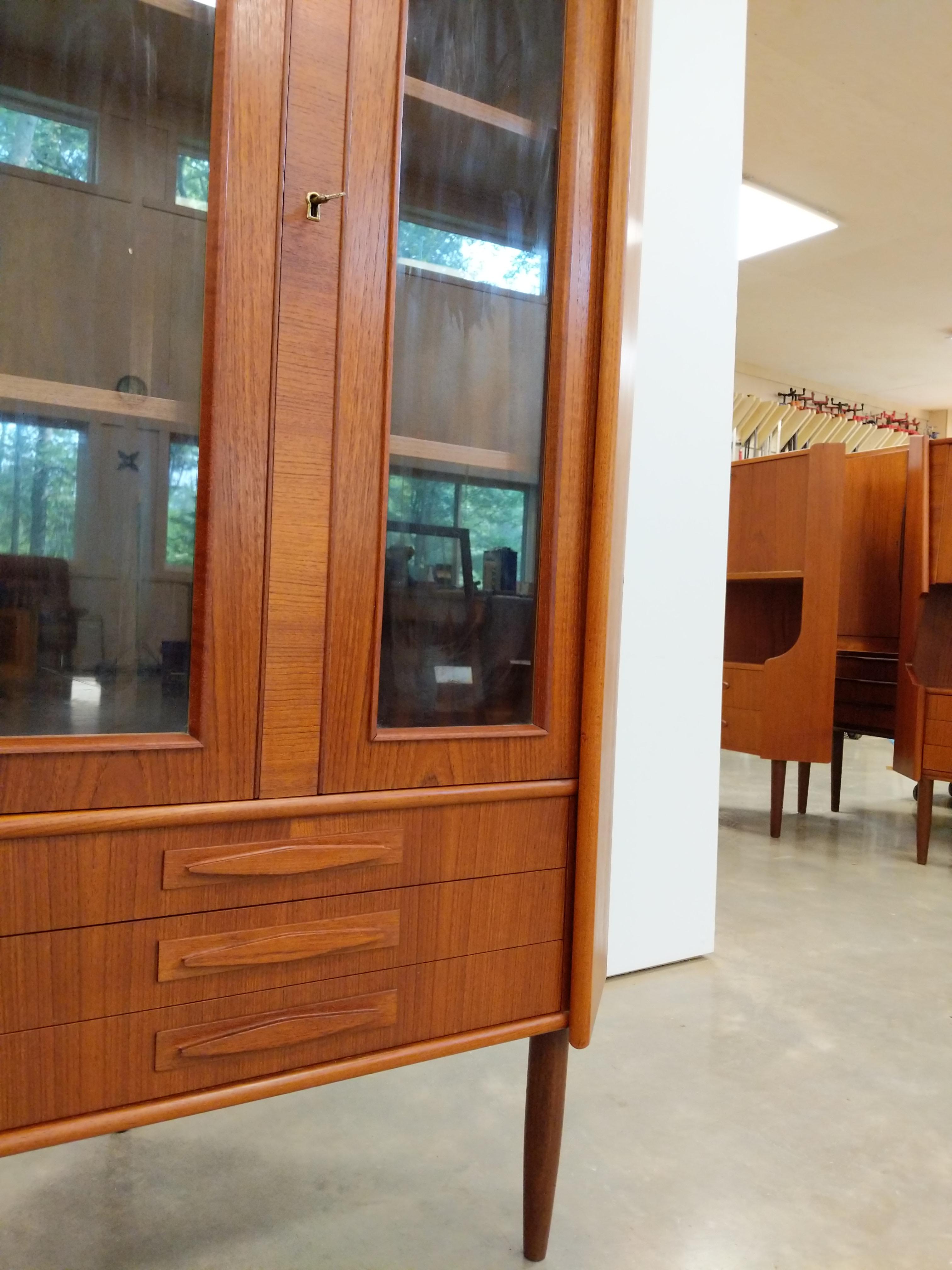 Vetro Armadio angolare danese d'epoca in teak della metà del secolo scorso in vendita