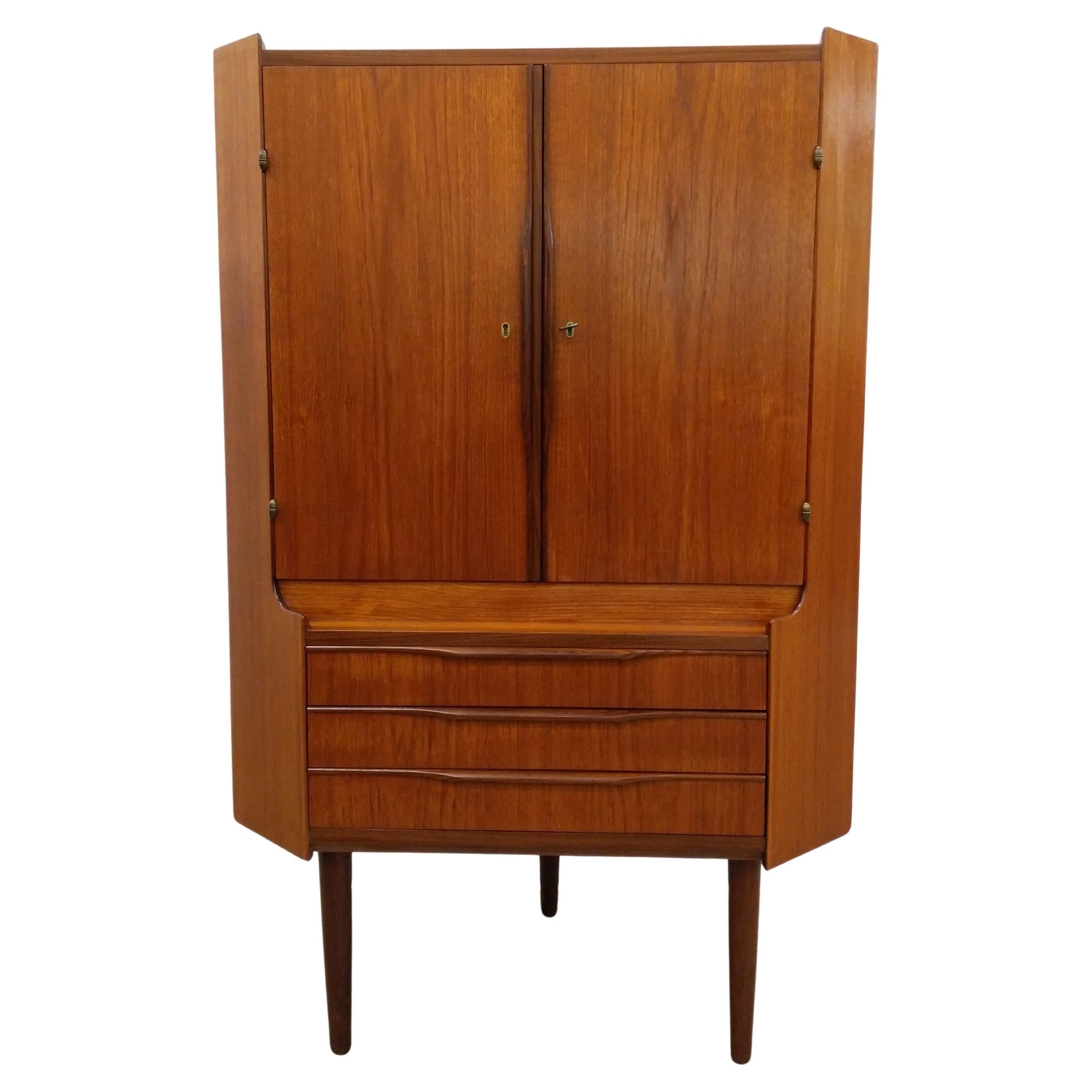 Dänischer Vintage-Eckschrank aus Teakholz, Mid-Century Modern im Angebot