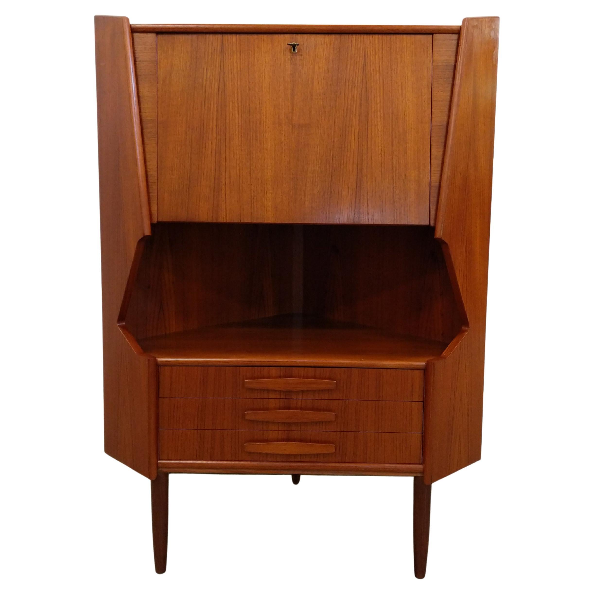 Dänischer Vintage-Eckschrank aus Teakholz, Mid-Century Modern