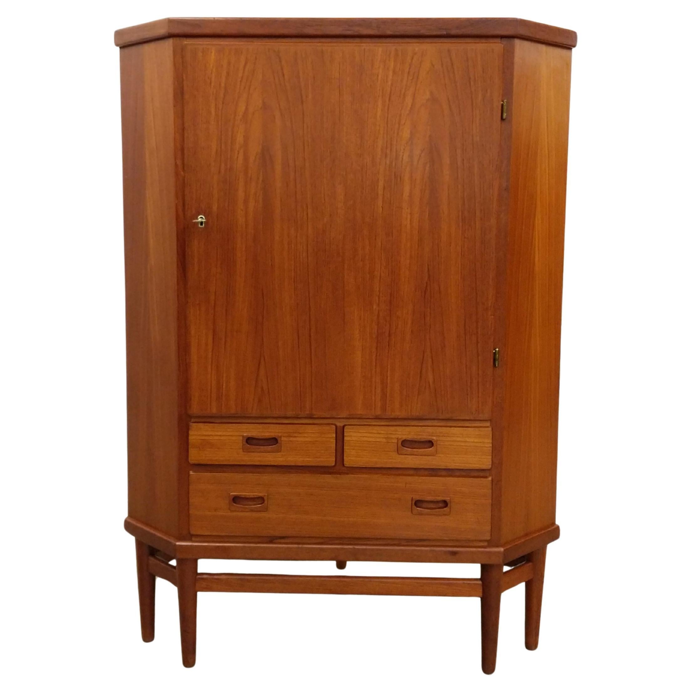 Armadio angolare danese d'epoca in teak della metà del secolo scorso