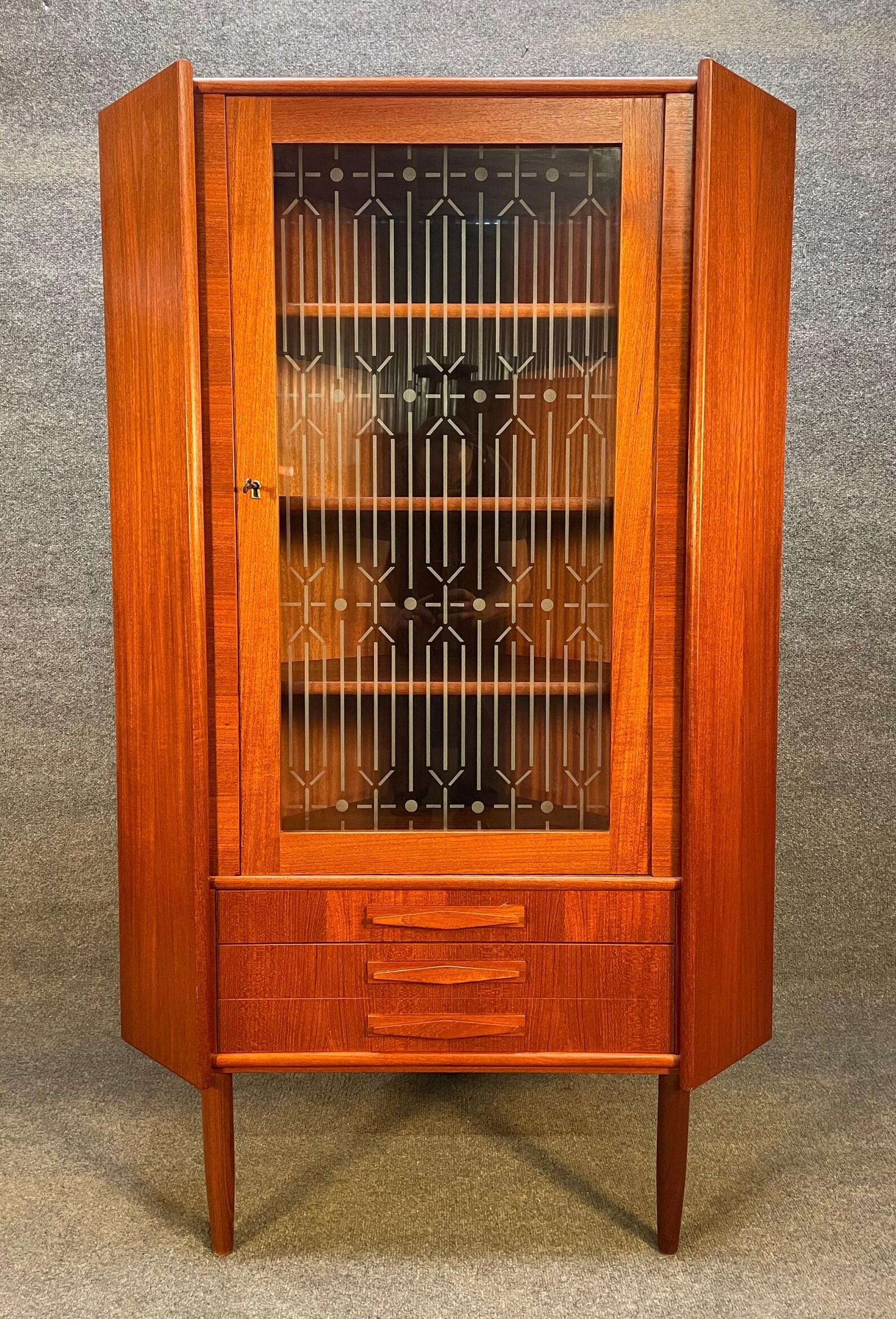 Vintage Danish Mid Century Modern Teak Corner Cabinet With Etched Glass In Good Condition In San Marcos, CA
