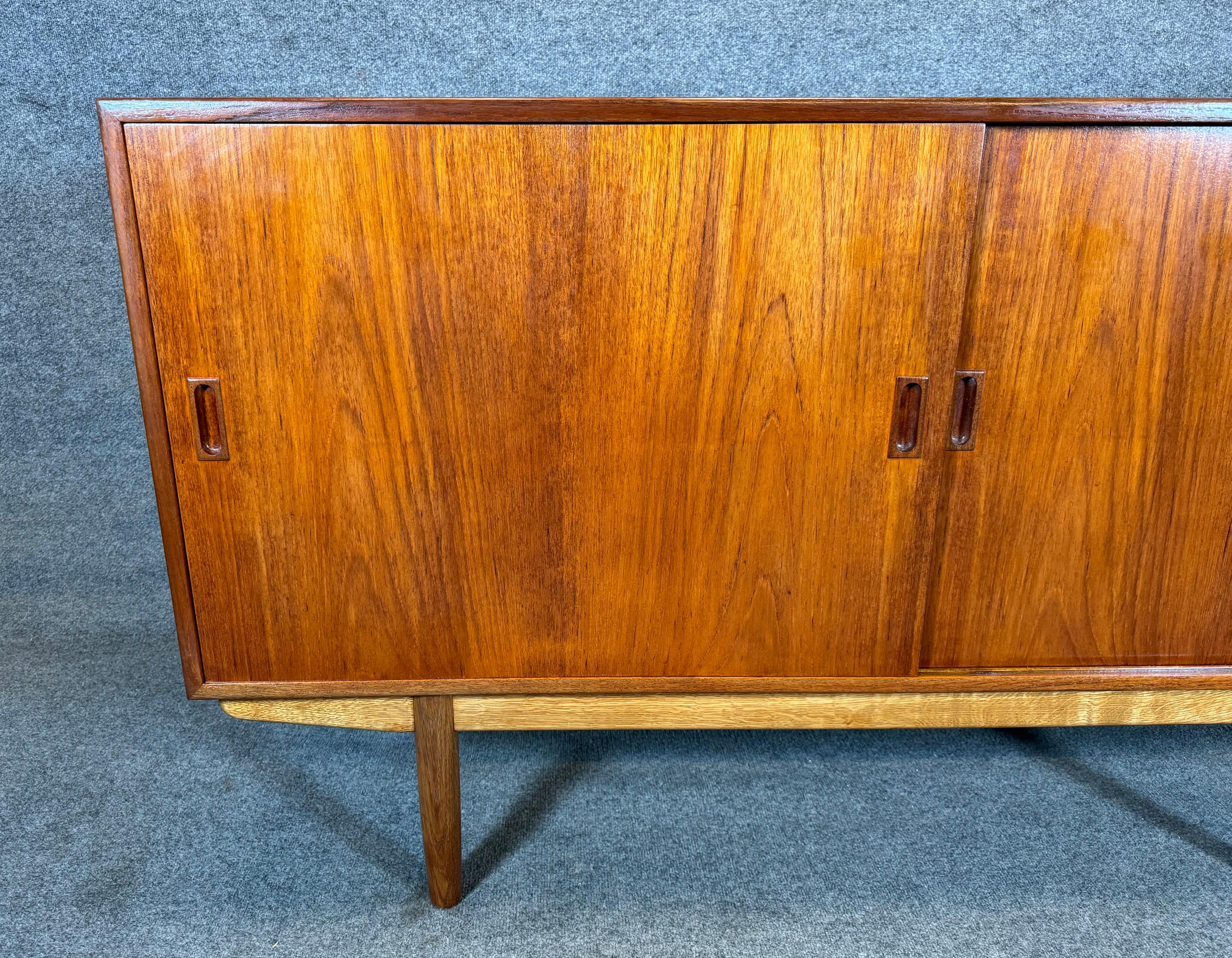 Here ia a beautiful scandinavian modern compact sideboard in teak and oak designed by Borge Mogensen and manufactured by Soborg Mobelfabrik in Sweden in the 1960's.
This exquisite case piece, recently imported from Europe to California before its